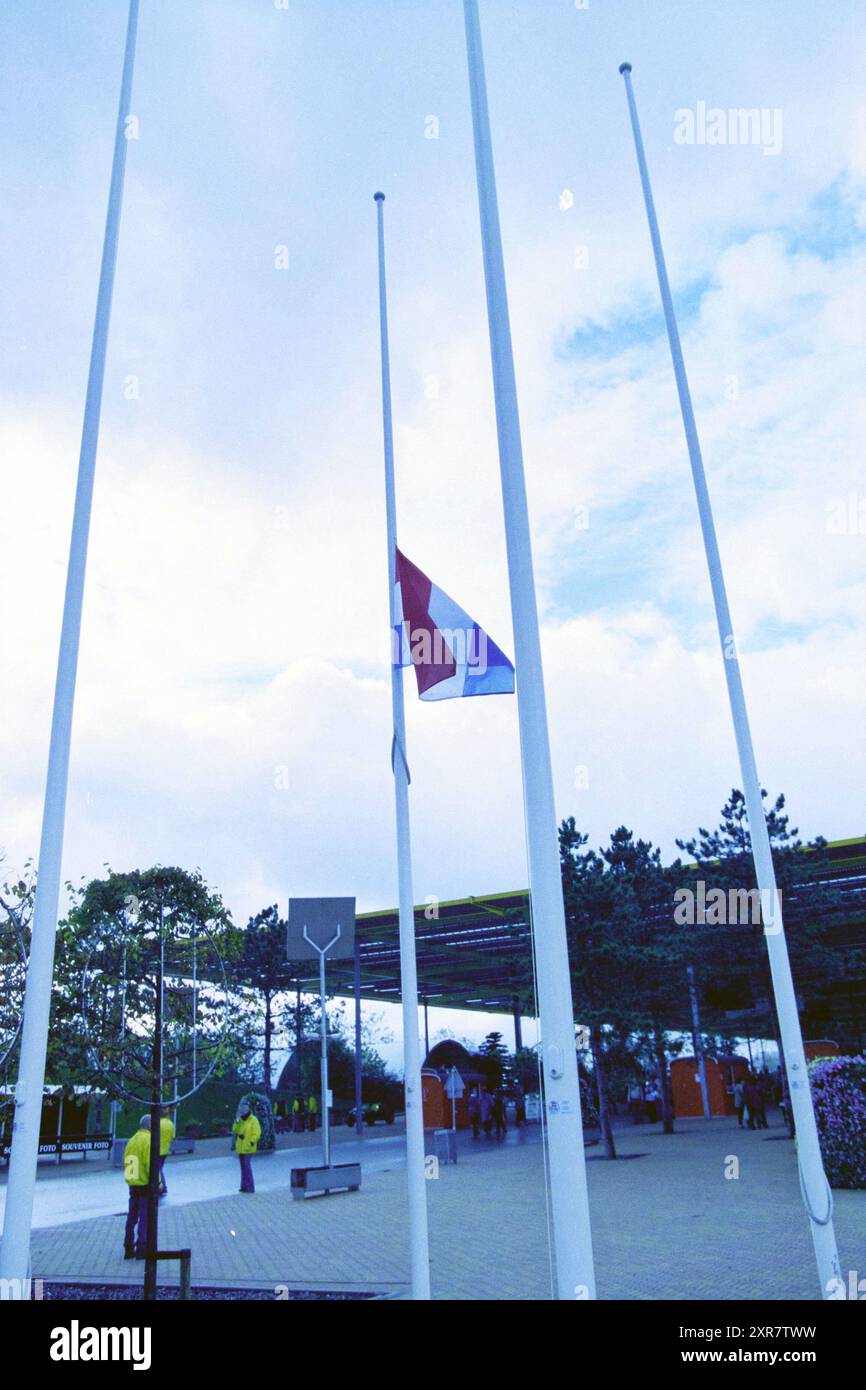Drapeau en Berne Floriande Hoofddorp, Hoofddorp, pays-Bas, 06-10-2002, Whizgle Dutch News : des images historiques sur mesure pour l'avenir. Explorez le passé néerlandais avec des perspectives modernes grâce à des images d'agences néerlandaises. Concilier les événements d'hier avec les perspectives de demain. Embarquez pour un voyage intemporel avec des histoires qui façonnent notre avenir. Banque D'Images
