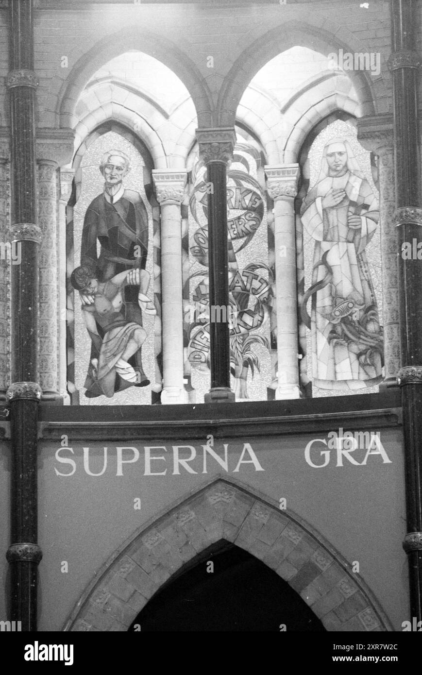 Mr. Hilterman in fabrique Bavokerk + vitraux, vitraux, verrerie, verre en général, Églises, Haarlem, Leidsevaart, pays-Bas, 01-06-1989, Whizgle Dutch News : des images historiques sur mesure pour l'avenir. Explorez le passé néerlandais avec des perspectives modernes grâce à des images d'agences néerlandaises. Concilier les événements d'hier avec les perspectives de demain. Embarquez pour un voyage intemporel avec des histoires qui façonnent notre avenir. Banque D'Images