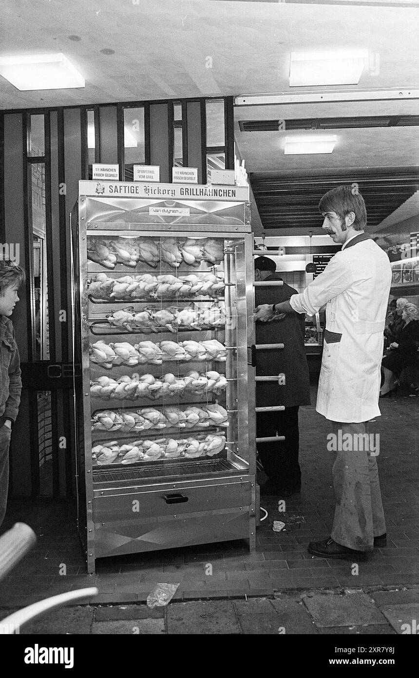 Poulet grillé au snack-bar, 00-00-1972, Whizgle Dutch News : images historiques sur mesure pour l'avenir. Explorez le passé néerlandais avec des perspectives modernes grâce à des images d'agences néerlandaises. Concilier les événements d'hier avec les perspectives de demain. Embarquez pour un voyage intemporel avec des histoires qui façonnent notre avenir. Banque D'Images