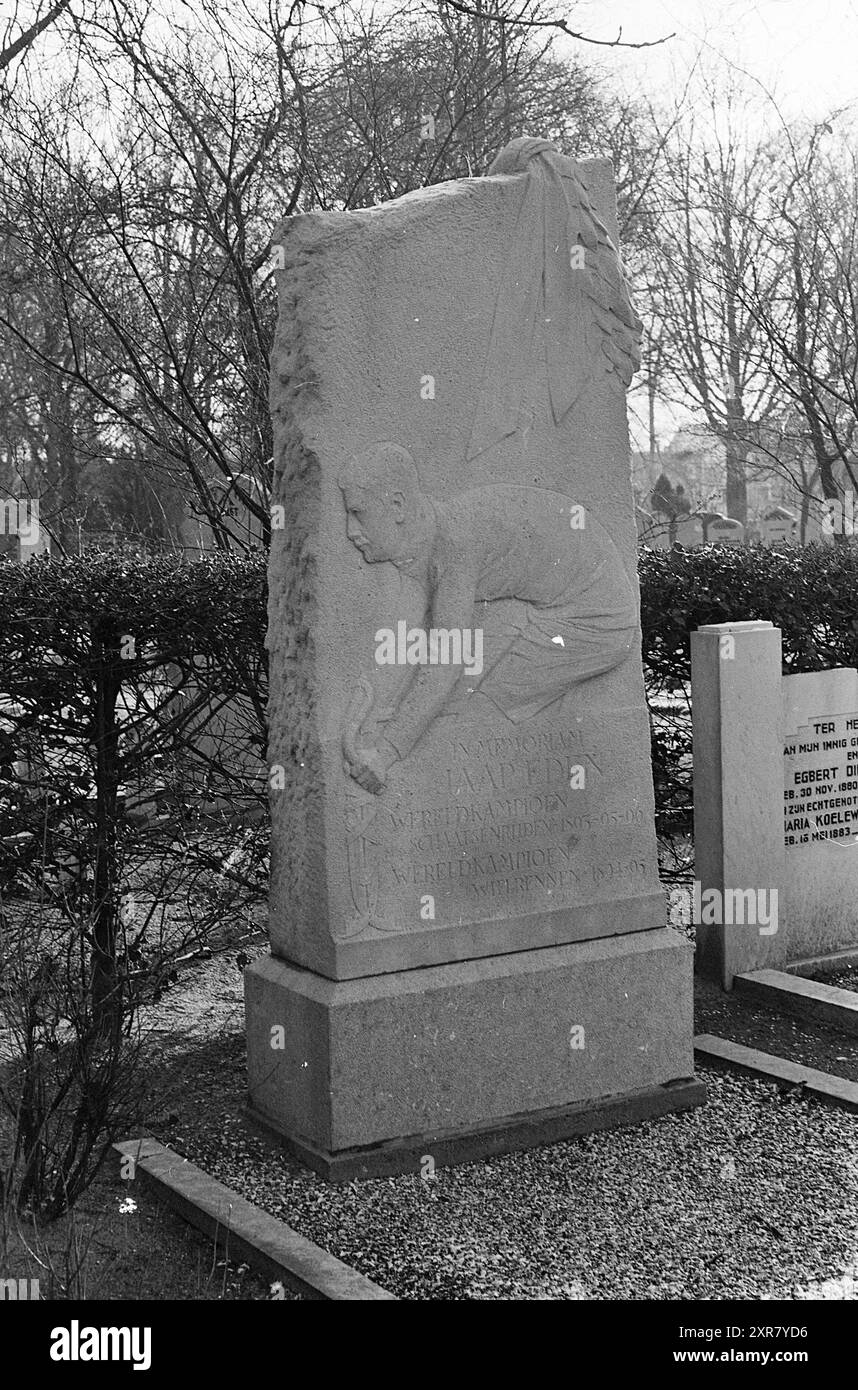 Pierre tombale de Jaap Eden, 00-02-1965, Whizgle Dutch News : des images historiques sur mesure pour l'avenir. Explorez le passé néerlandais avec des perspectives modernes grâce à des images d'agences néerlandaises. Concilier les événements d'hier avec les perspectives de demain. Embarquez pour un voyage intemporel avec des histoires qui façonnent notre avenir. Banque D'Images