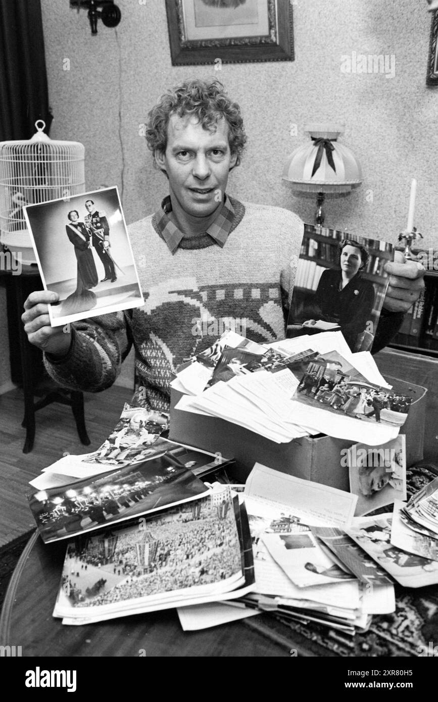 Le Seigneur de Gool avec de vieilles photos de la famille royale, photographie, 29-12-1987, Whizgle Dutch News : images historiques sur mesure pour l'avenir. Explorez le passé néerlandais avec des perspectives modernes grâce à des images d'agences néerlandaises. Concilier les événements d'hier avec les perspectives de demain. Embarquez pour un voyage intemporel avec des histoires qui façonnent notre avenir. Banque D'Images