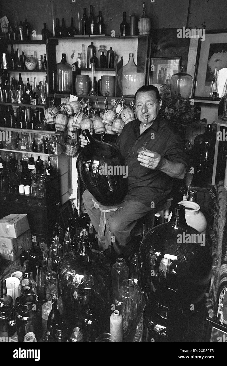 Marchand de verre Piet Smit, vitrail, soufflage de verre, verre en général, 23-07-1964, Whizgle Dutch News : des images historiques sur mesure pour l'avenir. Explorez le passé néerlandais avec des perspectives modernes grâce à des images d'agences néerlandaises. Concilier les événements d'hier avec les perspectives de demain. Embarquez pour un voyage intemporel avec des histoires qui façonnent notre avenir. Banque D'Images