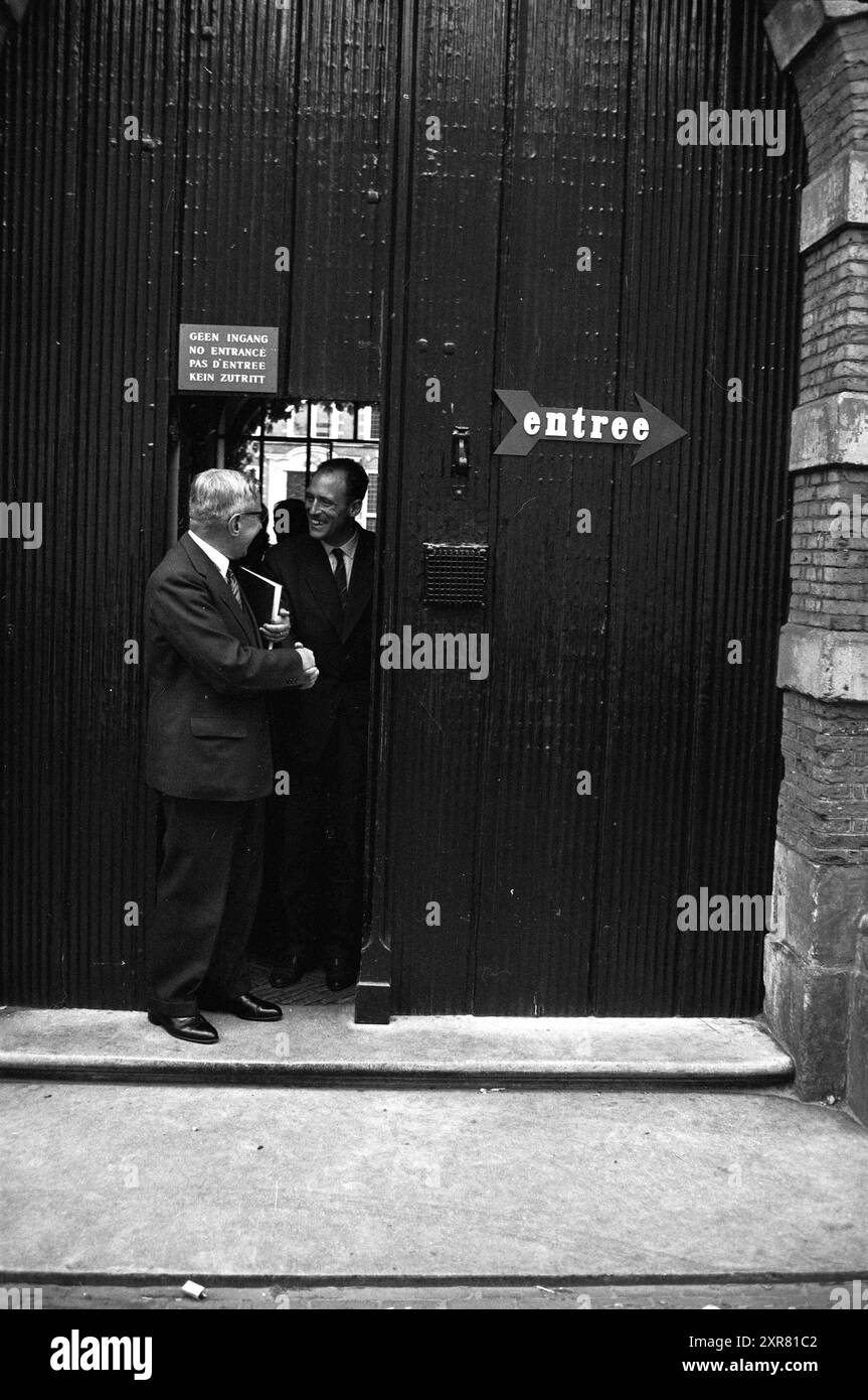 Le premier ministre Jan de Quay quitte le musée Frans Hals, Haarlem, Groot Heiligland, pays-Bas, 16-08-1962, Whizgle Dutch News : des images historiques sur mesure pour l'avenir. Explorez le passé néerlandais avec des perspectives modernes grâce à des images d'agences néerlandaises. Concilier les événements d'hier avec les perspectives de demain. Embarquez pour un voyage intemporel avec des histoires qui façonnent notre avenir. Banque D'Images