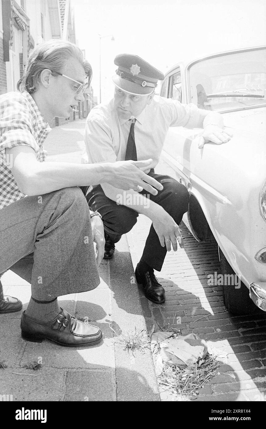 Contrôle de la circulation, police, circulation, sécurité routière, 11-06-1970, Whizgle Dutch News : des images historiques sur mesure pour l'avenir. Explorez le passé néerlandais avec des perspectives modernes grâce à des images d'agences néerlandaises. Concilier les événements d'hier avec les perspectives de demain. Embarquez pour un voyage intemporel avec des histoires qui façonnent notre avenir. Banque D'Images