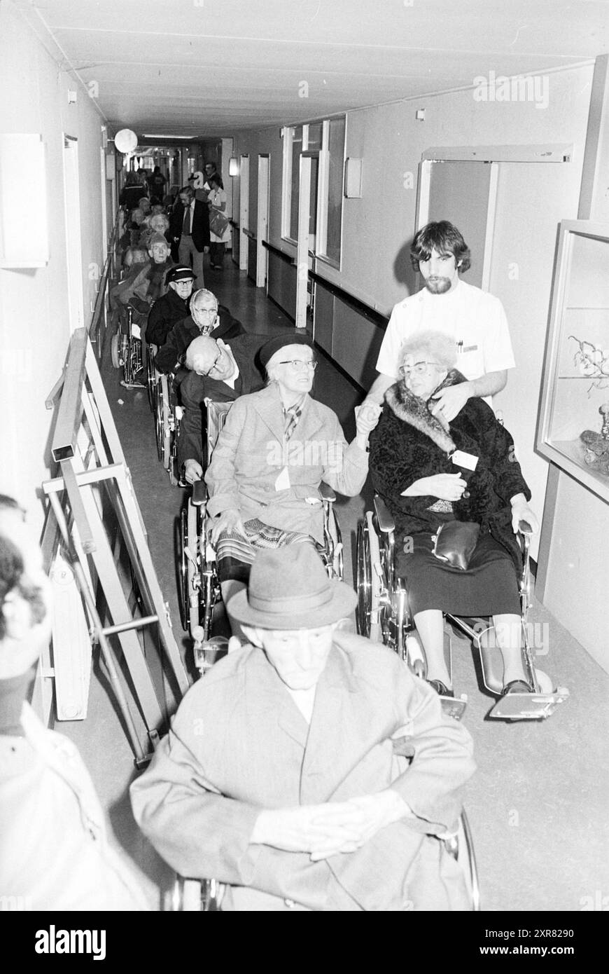 Déménagement des résidents Velserduin, Driehuis (longue file de personnes âgées en fauteuil roulant dans un couloir), Driehuis, 03-04-1978, Whizgle Dutch News : images historiques adaptées pour l'avenir. Explorez le passé néerlandais avec des perspectives modernes grâce à des images d'agences néerlandaises. Concilier les événements d'hier avec les perspectives de demain. Embarquez pour un voyage intemporel avec des histoires qui façonnent notre avenir. Banque D'Images