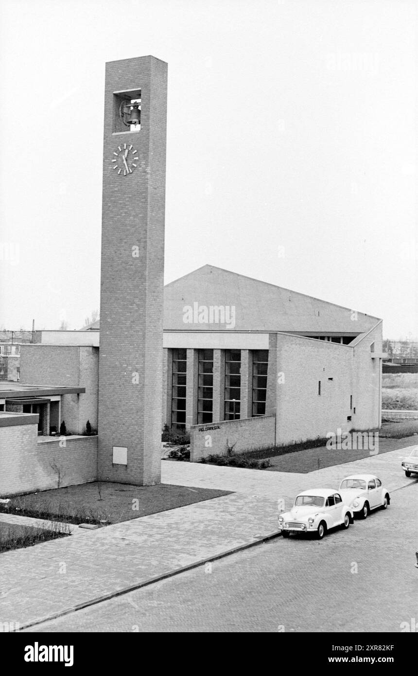 Extérieur de l'église des pèlerins réformée, Stephensonstraat 1, Haarlem. L'église a été officiellement mise en service le 28 octobre 1965. La conception a été réalisée par le cabinet d'architectes Van der Bom and Ingwersen., Haarlem, Stephensonstraat, Nederland, Whizgle Dutch News : des images historiques sur mesure pour l'avenir. Explorez le passé néerlandais avec des perspectives modernes grâce à des images d'agences néerlandaises. Concilier les événements d'hier avec les perspectives de demain. Embarquez pour un voyage intemporel avec des histoires qui façonnent notre avenir. Banque D'Images