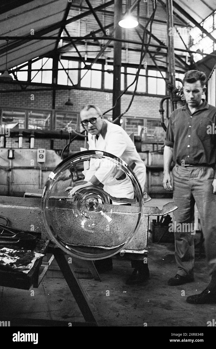 Visite soufflage de verre, vitrail, soufflage de verre, verre en général, 14-06-1967, Whizgle Dutch News : des images historiques sur mesure pour l'avenir. Explorez le passé néerlandais avec des perspectives modernes grâce à des images d'agences néerlandaises. Concilier les événements d'hier avec les perspectives de demain. Embarquez pour un voyage intemporel avec des histoires qui façonnent notre avenir. Banque D'Images