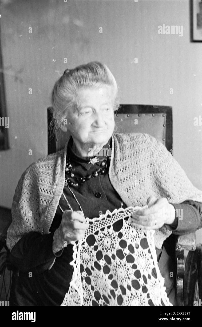 Portrait d'une vieille femme travaillant avec des aiguilles, 00-00-1963, Whizgle Dutch News : des images historiques sur mesure pour l'avenir. Explorez le passé néerlandais avec des perspectives modernes grâce à des images d'agences néerlandaises. Concilier les événements d'hier avec les perspectives de demain. Embarquez pour un voyage intemporel avec des histoires qui façonnent notre avenir. Banque D'Images