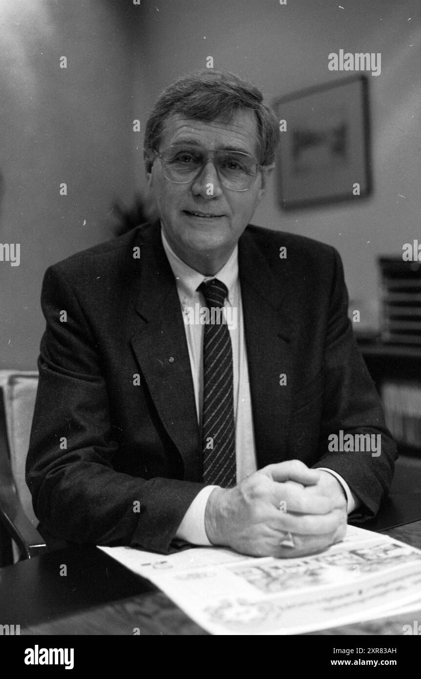 Portrait homme derrière le bureau avec journal, 00-12-1986, Whizgle Dutch News : images historiques sur mesure pour l'avenir. Explorez le passé néerlandais avec des perspectives modernes grâce à des images d'agences néerlandaises. Concilier les événements d'hier avec les perspectives de demain. Embarquez pour un voyage intemporel avec des histoires qui façonnent notre avenir. Banque D'Images