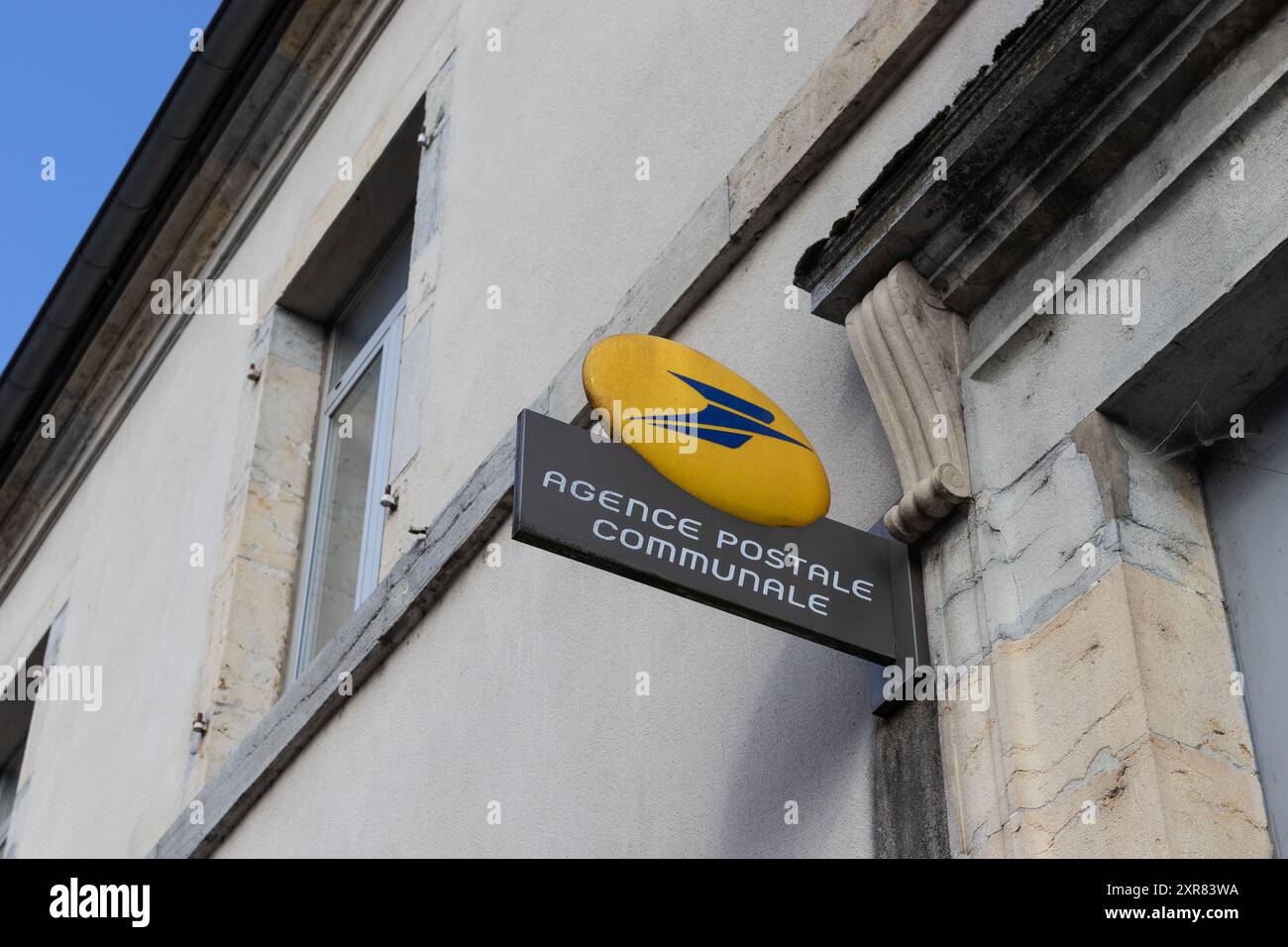 BOULT, FRANCE, 16 JUILLET 2024 : bureau de poste communautaire en France rurale, avec panneau jaune sur le bâtiment. Il fait partie du service postal en France. Copier spa Banque D'Images