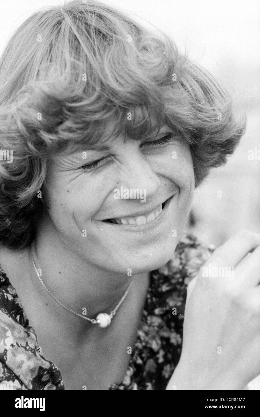 Portrait d'une jeune femme, d'environ 30 ans, Whizgle Dutch News : images historiques sur mesure pour l'avenir. Explorez le passé néerlandais avec des perspectives modernes grâce à des images d'agences néerlandaises. Concilier les événements d'hier avec les perspectives de demain. Embarquez pour un voyage intemporel avec des histoires qui façonnent notre avenir. Banque D'Images