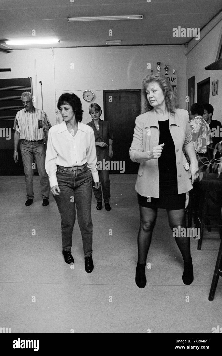 Deux dames apprennent à danser la salsa, 08-11-1995, Whizgle Dutch News : des images historiques sur mesure pour l'avenir. Explorez le passé néerlandais avec des perspectives modernes grâce à des images d'agences néerlandaises. Concilier les événements d'hier avec les perspectives de demain. Embarquez pour un voyage intemporel avec des histoires qui façonnent notre avenir. Banque D'Images