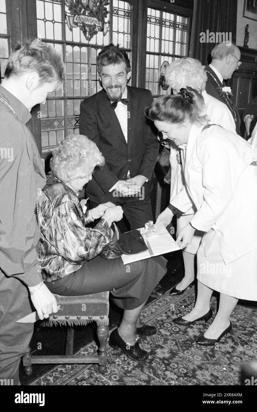 Adieu Maire Machielsen de Zandvoort, Maires, Zandvoort, 26-02-1988, Whizgle Dutch News : des images historiques sur mesure pour l'avenir. Explorez le passé néerlandais avec des perspectives modernes grâce à des images d'agences néerlandaises. Concilier les événements d'hier avec les perspectives de demain. Embarquez pour un voyage intemporel avec des histoires qui façonnent notre avenir. Banque D'Images