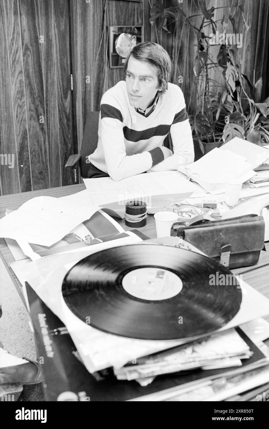 Homme au bureau de la maison de disques Ariola joue LP sur tourne-disque, Whizgle Dutch News : images historiques sur mesure pour l'avenir. Explorez le passé néerlandais avec des perspectives modernes grâce à des images d'agences néerlandaises. Concilier les événements d'hier avec les perspectives de demain. Embarquez pour un voyage intemporel avec des histoires qui façonnent notre avenir. Banque D'Images