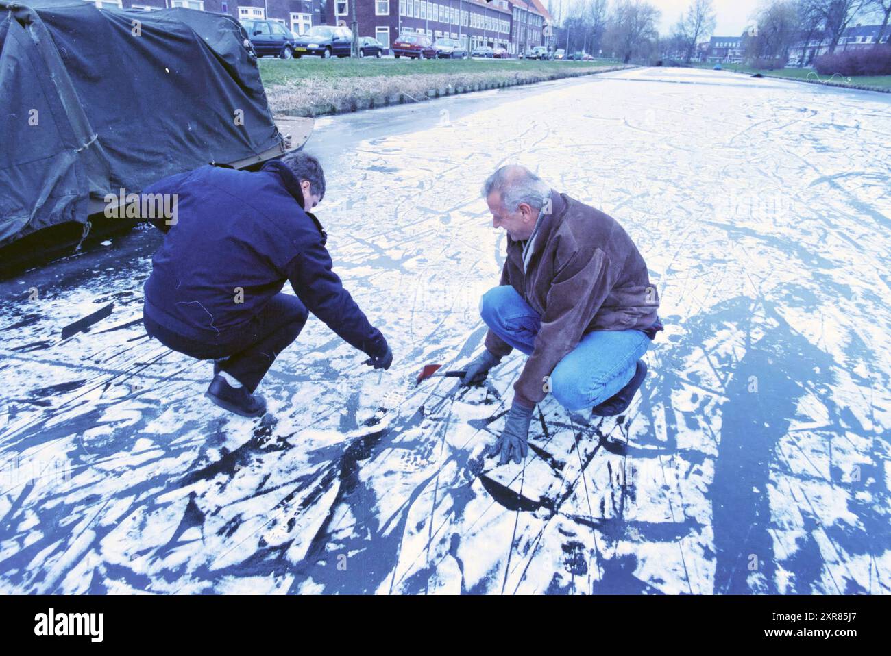 Pioches à glace par les gardiens de ponts, Jan Gijzenkade, Haarlem, Jan Gijzenkade, pays-Bas, 26-12-1996, Whizgle Dutch News : des images historiques sur mesure pour l'avenir. Explorez le passé néerlandais avec des perspectives modernes grâce à des images d'agences néerlandaises. Concilier les événements d'hier avec les perspectives de demain. Embarquez pour un voyage intemporel avec des histoires qui façonnent notre avenir. Banque D'Images