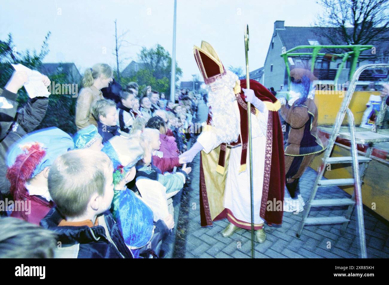 Santa by Tractor, Velserbroek, 04-12-2002, Whizgle Dutch News : des images historiques sur mesure pour l'avenir. Explorez le passé néerlandais avec des perspectives modernes grâce à des images d'agences néerlandaises. Concilier les événements d'hier avec les perspectives de demain. Embarquez pour un voyage intemporel avec des histoires qui façonnent notre avenir. Banque D'Images Santa by Tractor, Velserbroek, 04-12-2002, Whizgle Dutch News : des images historiques sur mesure pour l'avenir. Explorez le passé néerlandais avec des perspectives modernes grâce à des images d'agences néerlandaises. Concilier les événements d'hier avec les perspectives de demain. Embarquez pour un voyage intemporel avec des histoires qui façonnent notre avenir. Banque D'Images