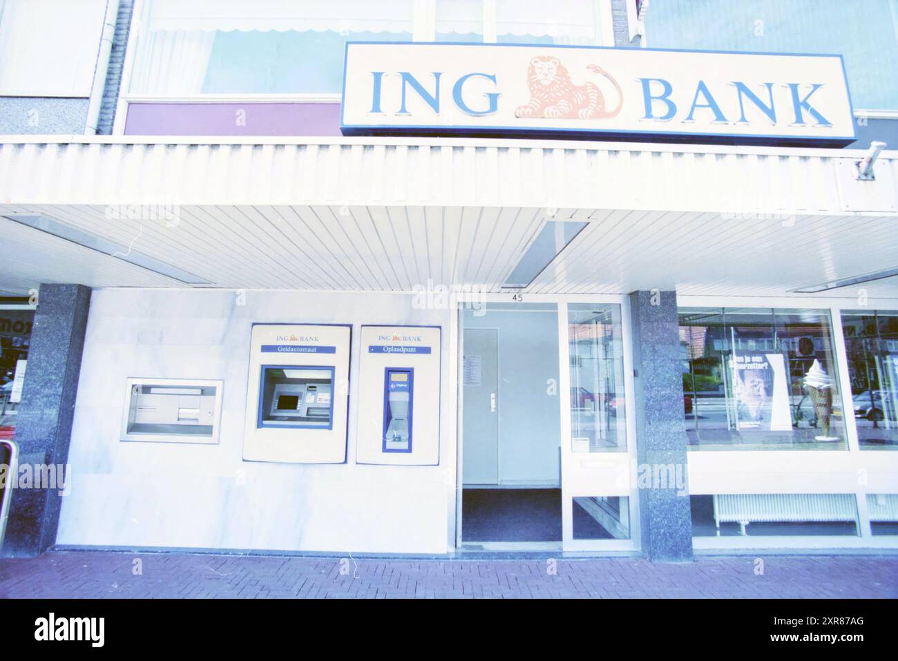 ING ATM, Santpoort, Santpoort, 12-04-1999, Whizgle Dutch News : des images historiques sur mesure pour l'avenir. Explorez le passé néerlandais avec des perspectives modernes grâce à des images d'agences néerlandaises. Concilier les événements d'hier avec les perspectives de demain. Embarquez pour un voyage intemporel avec des histoires qui façonnent notre avenir. Banque D'Images ING ATM, Santpoort, Santpoort, 12-04-1999, Whizgle Dutch News : des images historiques sur mesure pour l'avenir. Explorez le passé néerlandais avec des perspectives modernes grâce à des images d'agences néerlandaises. Concilier les événements d'hier avec les perspectives de demain. Embarquez pour un voyage intemporel avec des histoires qui façonnent notre avenir. Banque D'Images