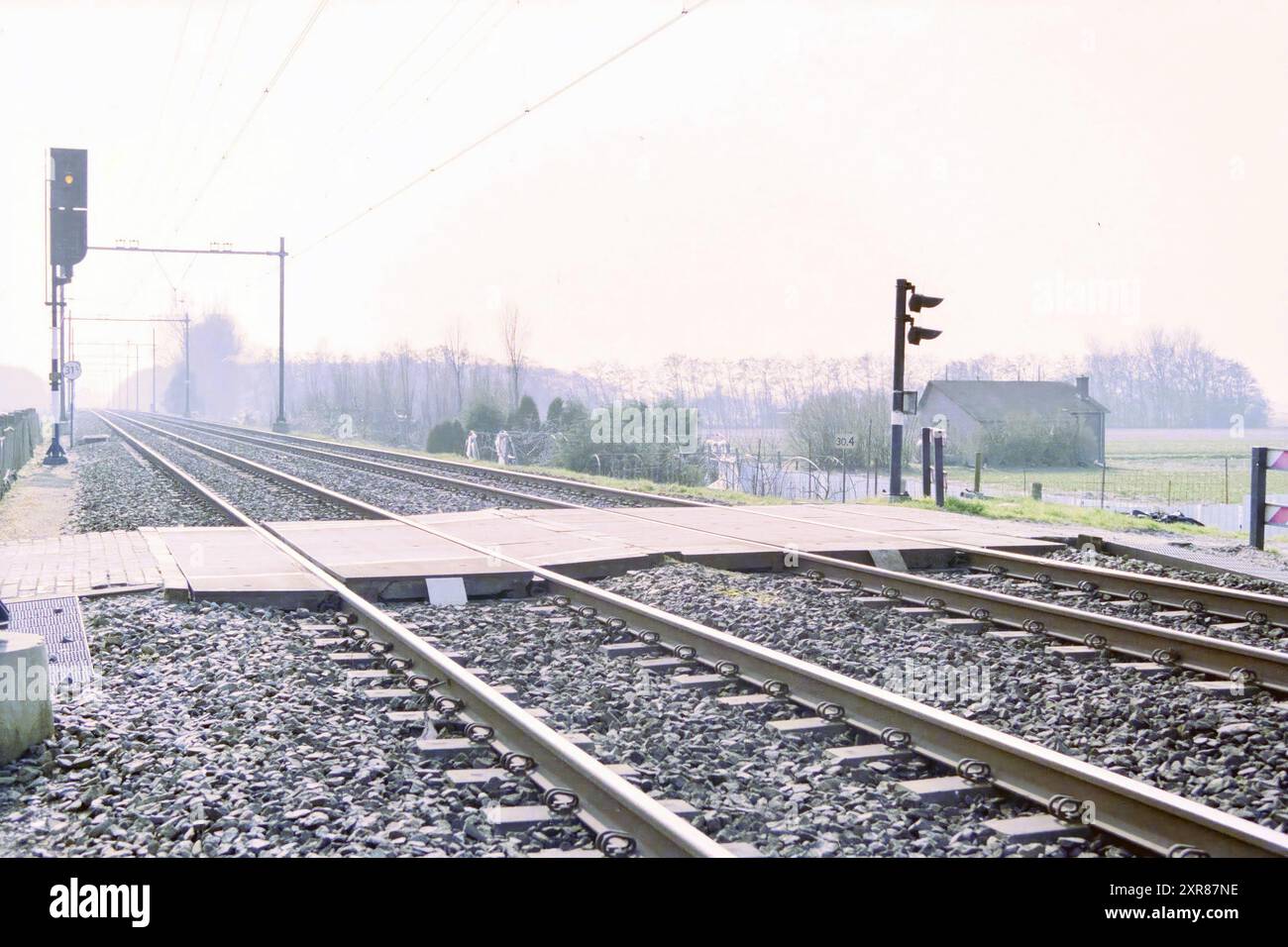 Railway Unguarded, Hillegom, 21-03-2000, Whizgle Dutch News : images historiques sur mesure pour l'avenir. Explorez le passé néerlandais avec des perspectives modernes grâce à des images d'agences néerlandaises. Concilier les événements d'hier avec les perspectives de demain. Embarquez pour un voyage intemporel avec des histoires qui façonnent notre avenir. Banque D'Images