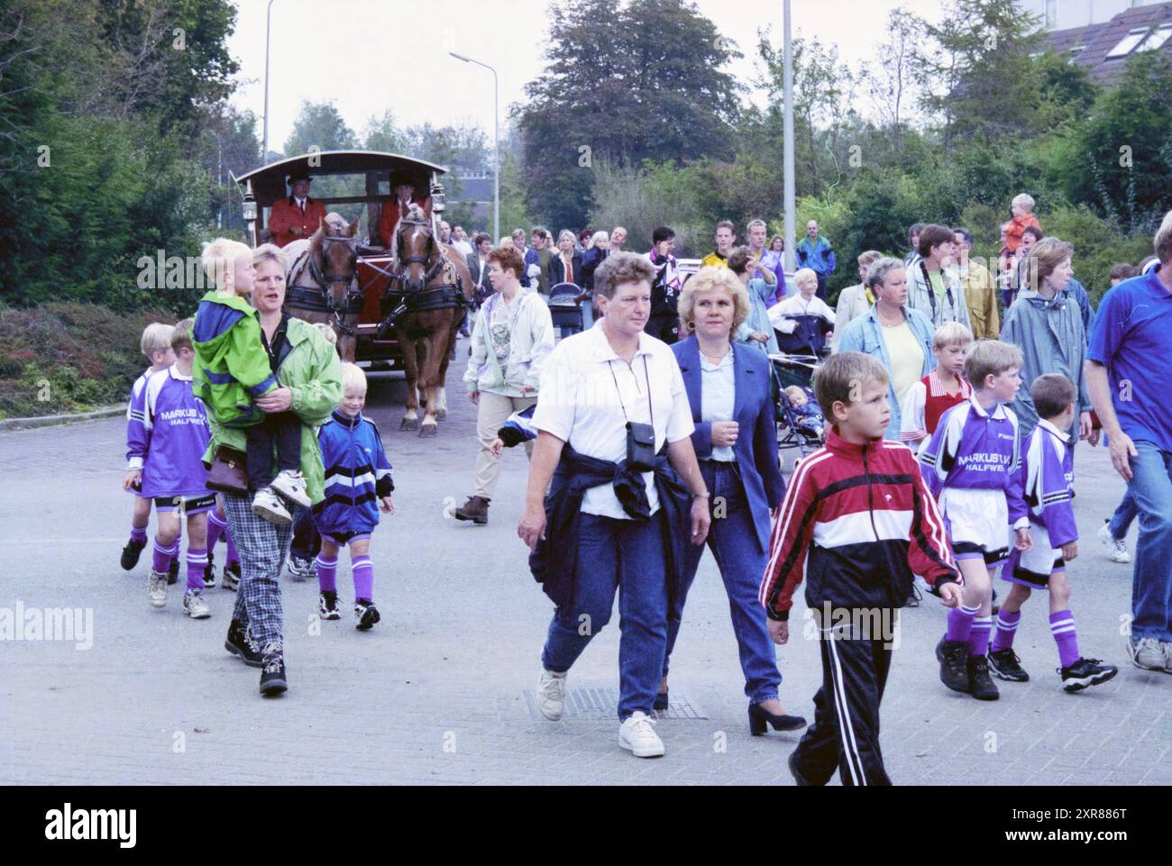 Défilé dans le cadre de l'ouverture du nouveau parc sportif, Spaarndam, Spaarndam, Ringweg, 28-09-1998, Whizgle Dutch News : des images historiques sur mesure pour l'avenir. Explorez le passé néerlandais avec des perspectives modernes grâce à des images d'agences néerlandaises. Concilier les événements d'hier avec les perspectives de demain. Embarquez pour un voyage intemporel avec des histoires qui façonnent notre avenir. Banque D'Images
