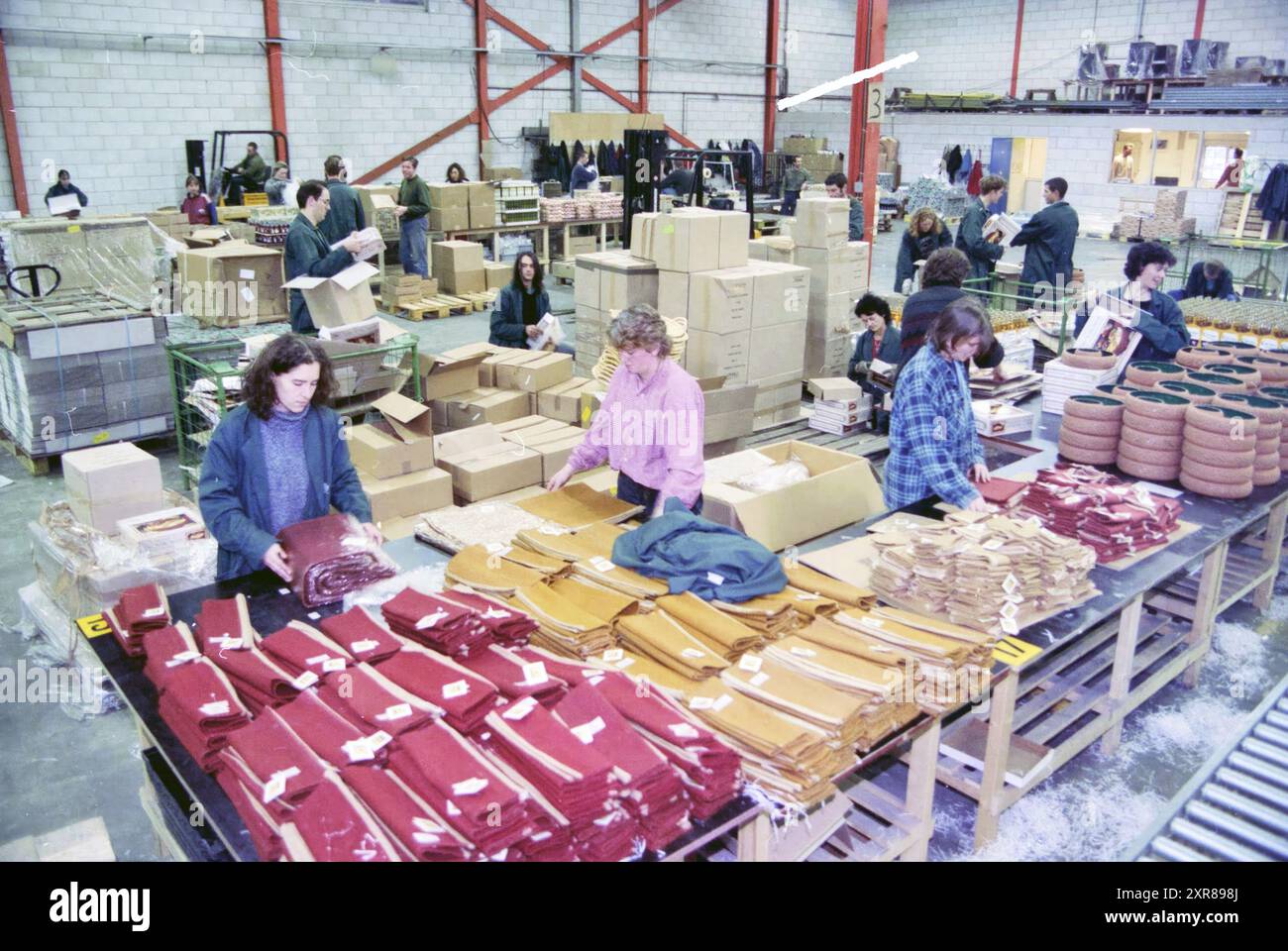 Emballage de paquets de Noël, Bijenkorf, 04-12-1996, Whizgle Dutch News : images historiques sur mesure pour l'avenir. Explorez le passé néerlandais avec des perspectives modernes grâce à des images d'agences néerlandaises. Concilier les événements d'hier avec les perspectives de demain. Embarquez pour un voyage intemporel avec des histoires qui façonnent notre avenir. Banque D'Images Emballage de paquets de Noël, Bijenkorf, 04-12-1996, Whizgle Dutch News : images historiques sur mesure pour l'avenir. Explorez le passé néerlandais avec des perspectives modernes grâce à des images d'agences néerlandaises. Concilier les événements d'hier avec les perspectives de demain. Embarquez pour un voyage intemporel avec des histoires qui façonnent notre avenir. Banque D'Images