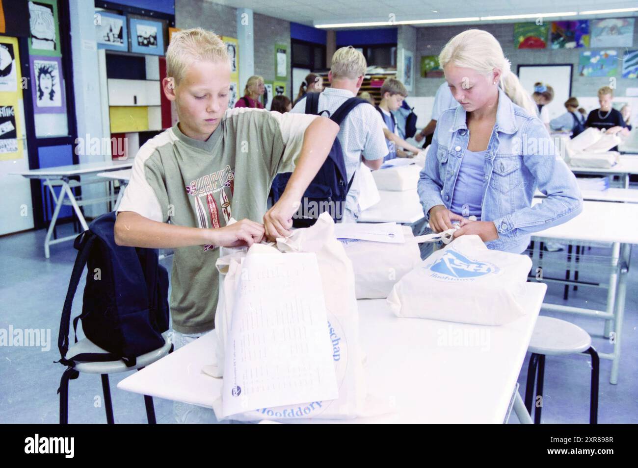 Étudiants de première année à l'école catholique Hoofddorp, Hoofddorp, pays-Bas, 19-08-2002, Whizgle Dutch News : images historiques adaptées pour l'avenir. Explorez le passé néerlandais avec des perspectives modernes grâce à des images d'agences néerlandaises. Concilier les événements d'hier avec les perspectives de demain. Embarquez pour un voyage intemporel avec des histoires qui façonnent notre avenir. Banque D'Images