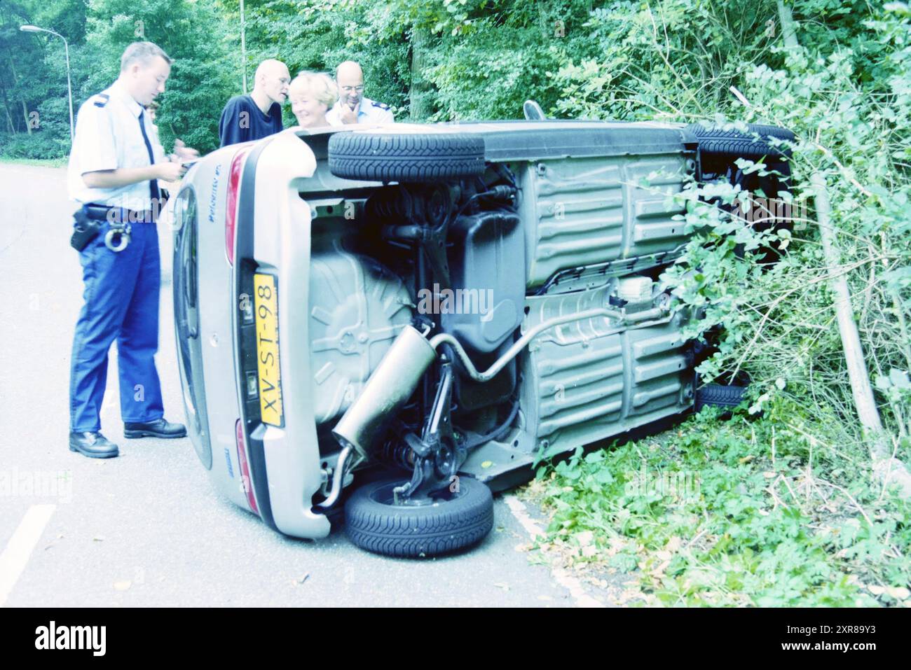 Voiture renversée, Haarlem, pays-Bas, 06-09-1999, Whizgle Dutch News : des images historiques sur mesure pour l'avenir. Explorez le passé néerlandais avec des perspectives modernes grâce à des images d'agences néerlandaises. Concilier les événements d'hier avec les perspectives de demain. Embarquez pour un voyage intemporel avec des histoires qui façonnent notre avenir. Banque D'Images