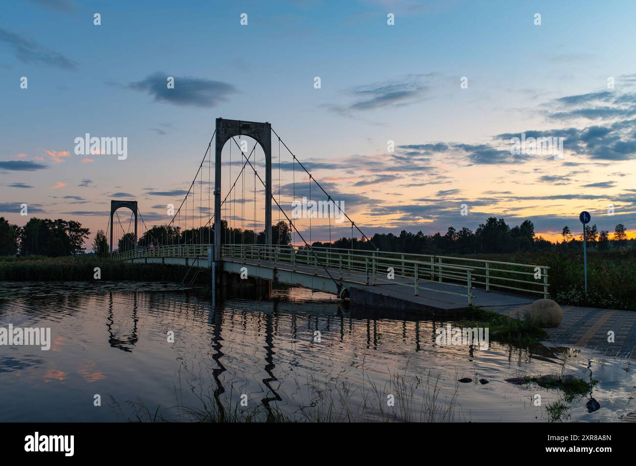 Long pont Roosisaare reliant une ville dans le Voru Estonie. Sur fond de coucher de soleil Banque D'Images
