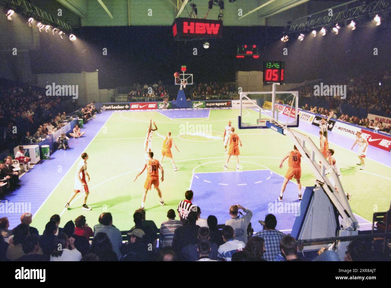 Match de basket-ball, Whizgle Dutch News : des images historiques conçues pour l'avenir. Explorez le passé néerlandais avec des perspectives modernes grâce à des images d'agences néerlandaises. Concilier les événements d'hier avec les perspectives de demain. Embarquez pour un voyage intemporel avec des histoires qui façonnent notre avenir. Banque D'Images