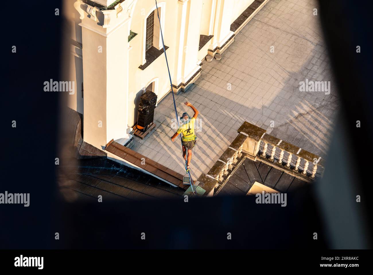 Lublin, Pologne juillet 25 2024 fslackliner sur la ligne tendue dans la vieille ville pendant Urban Highline Festival - vue d'en haut Banque D'Images