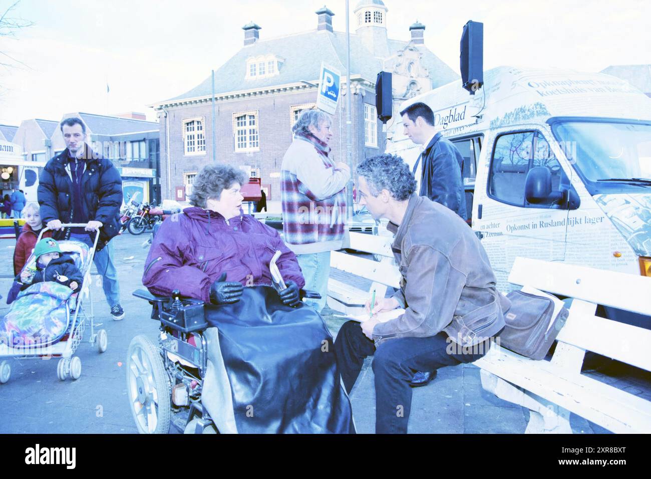 Political bus HD en noir et blanc, 09-01-1998, Whizgle Dutch News : des images historiques sur mesure pour l'avenir. Explorez le passé néerlandais avec des perspectives modernes grâce à des images d'agences néerlandaises. Concilier les événements d'hier avec les perspectives de demain. Embarquez pour un voyage intemporel avec des histoires qui façonnent notre avenir. Banque D'Images
