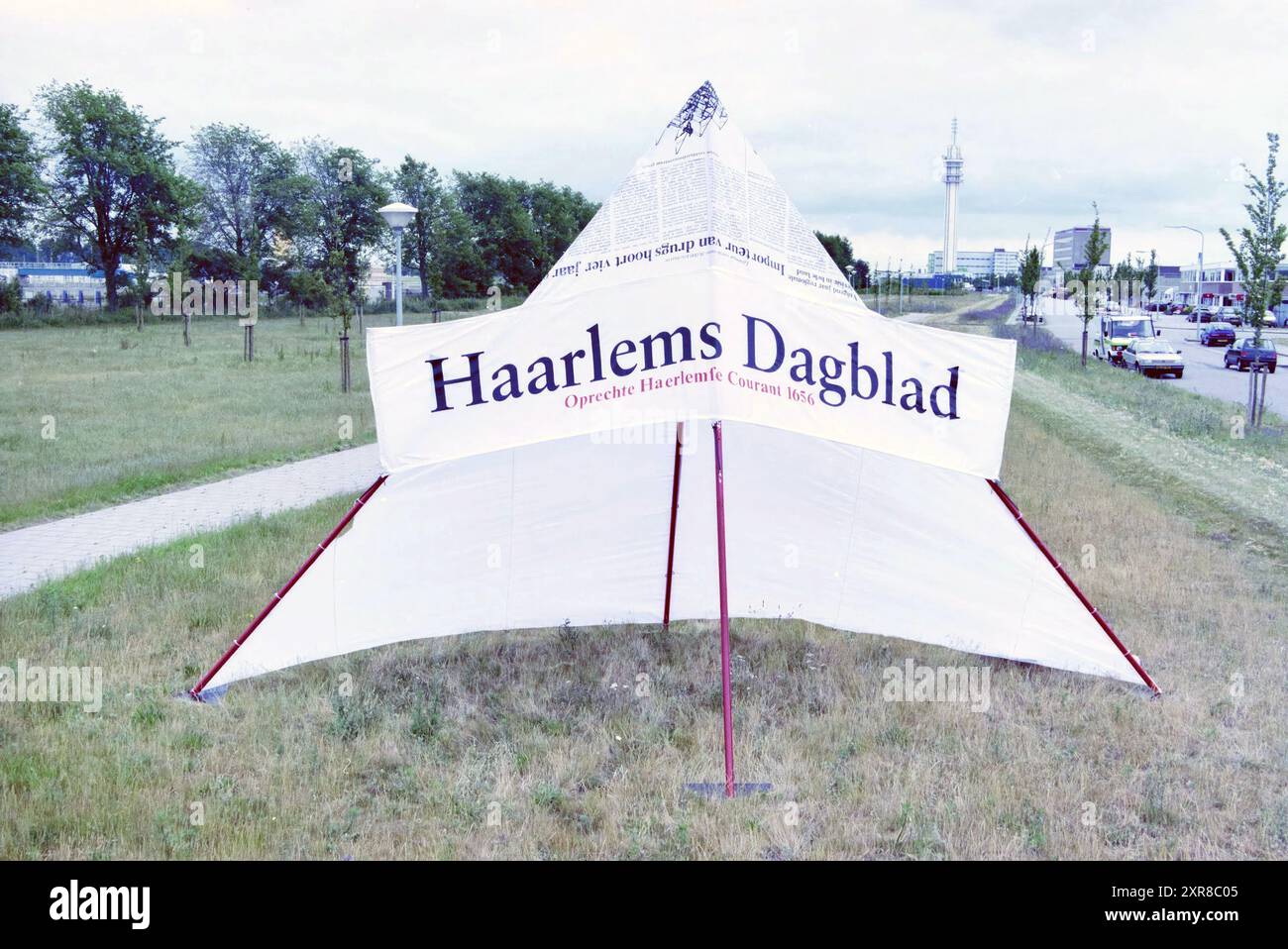 Tente Haarlems Dagblad, 24-06-1996, Whizgle Dutch News : images historiques sur mesure pour l'avenir. Explorez le passé néerlandais avec des perspectives modernes grâce à des images d'agences néerlandaises. Concilier les événements d'hier avec les perspectives de demain. Embarquez pour un voyage intemporel avec des histoires qui façonnent notre avenir. Banque D'Images