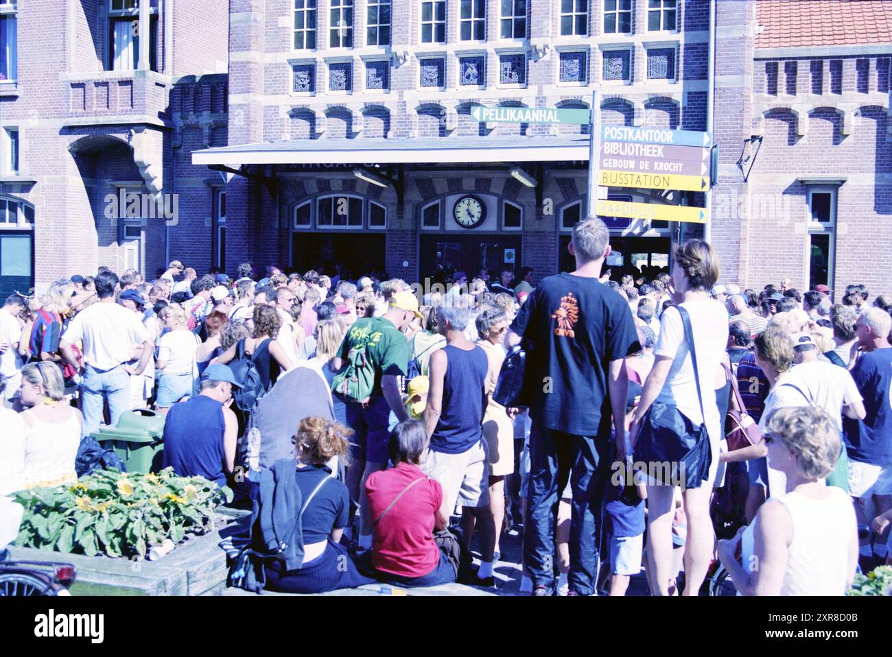 Station animée, Zandvoort, Zandvoort, 08-08-1998, Whizgle Dutch News : images historiques sur mesure pour l'avenir. Explorez le passé néerlandais avec des perspectives modernes grâce à des images d'agences néerlandaises. Concilier les événements d'hier avec les perspectives de demain. Embarquez pour un voyage intemporel avec des histoires qui façonnent notre avenir. Banque D'Images