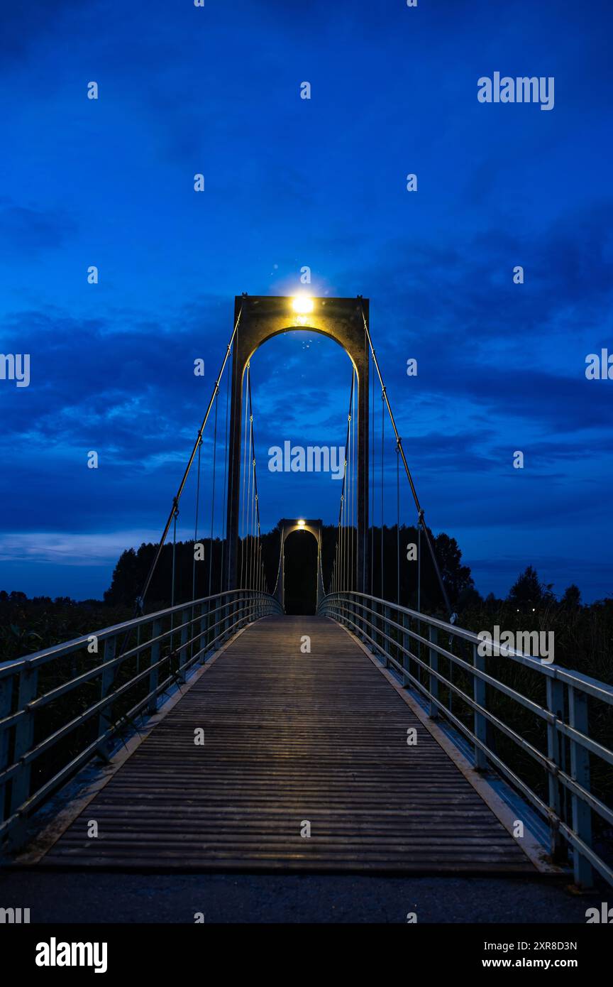 Journée du pont, Journée nationale de la construction, Journée des constructeurs. Pont Roosisaare reliant une ville de Voru Estonie. Sur fond de coucher de soleil. voyage Banque D'Images