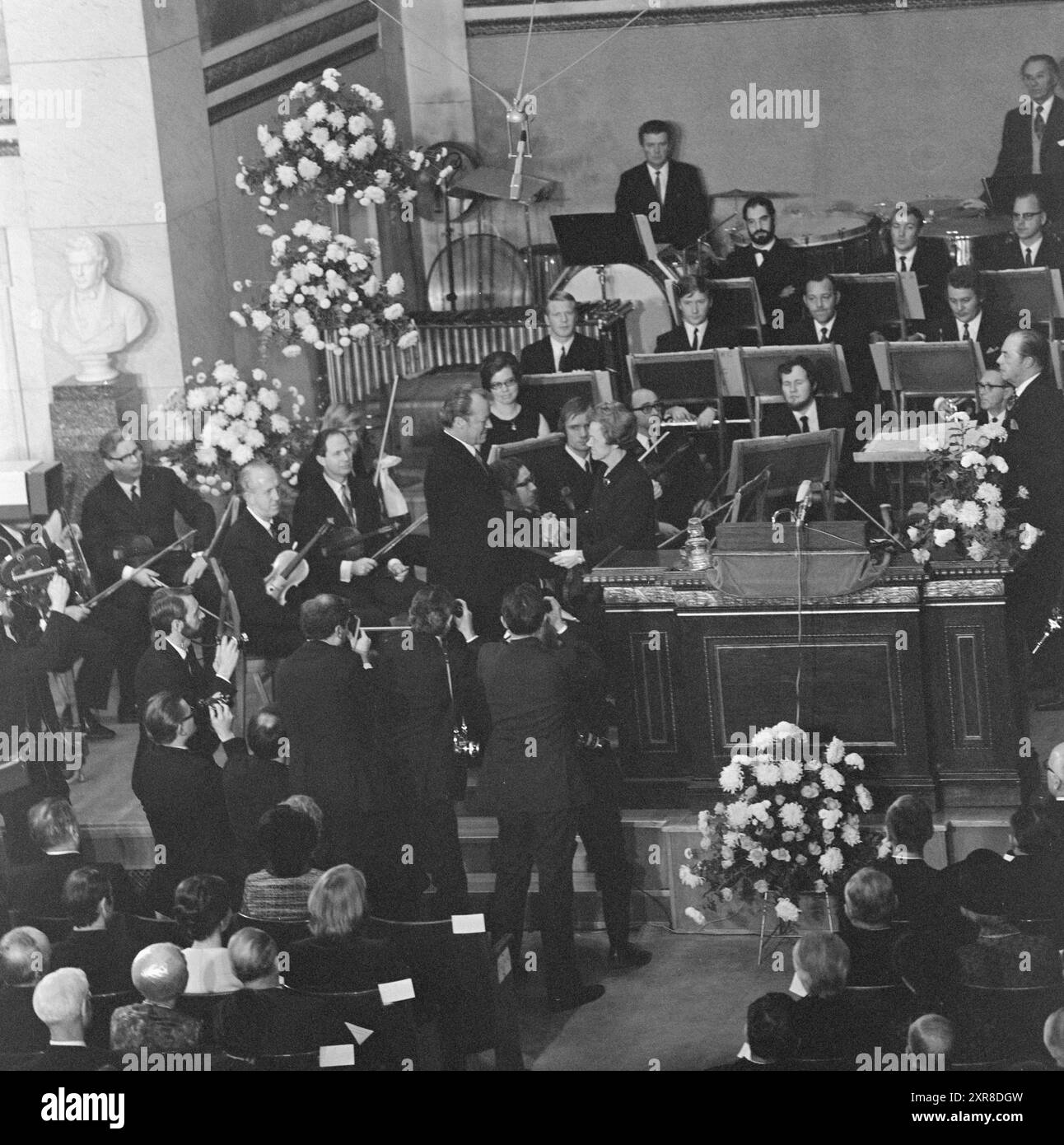 Current 51-1-1971 : quand Willy Brandt a reçu le prix Nobel. C'était une ambiance dans l'auditorium universitaire lorsque le chancelier Willy Brandt a reçu cette année le prix de la paix décerné par le président du Comité Nobel, président de l'Assemblée, Mme Aase Lionas. Immédiatement après, les félicitateurs ont afflué. Photo : Sverre A. Børretzen/-NTB ***PHOTO NON TRAITÉE*** ce texte d'image est traduit automatiquement ce texte d'image est traduit automatiquement Banque D'Images