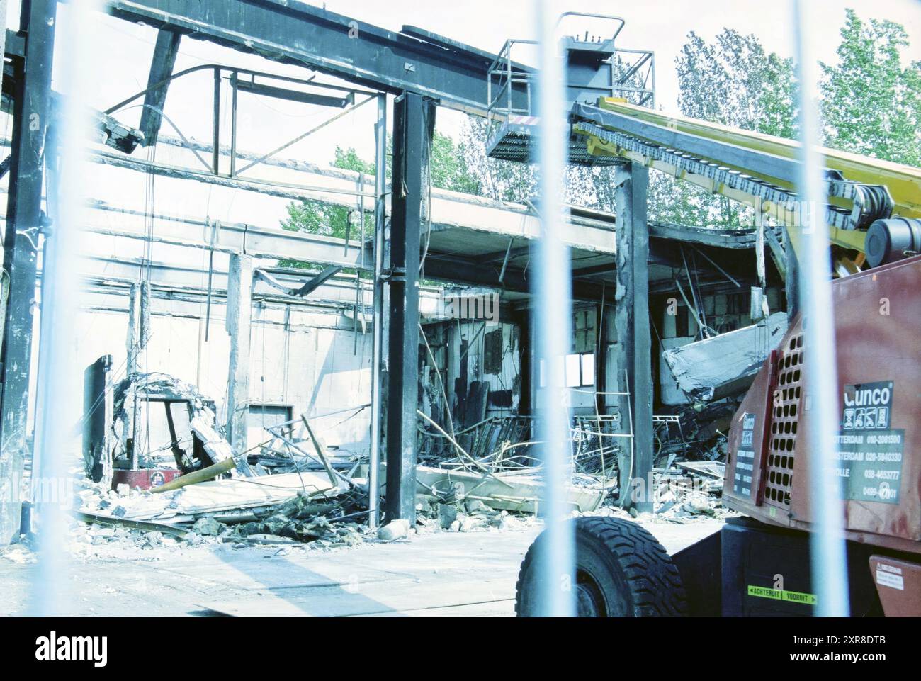 Bâtiment incendié, Haarlem, pays-Bas, 27-05-2001, Whizgle Dutch News : images historiques sur mesure pour l'avenir. Explorez le passé néerlandais avec des perspectives modernes grâce à des images d'agences néerlandaises. Concilier les événements d'hier avec les perspectives de demain. Embarquez pour un voyage intemporel avec des histoires qui façonnent notre avenir. Banque D'Images