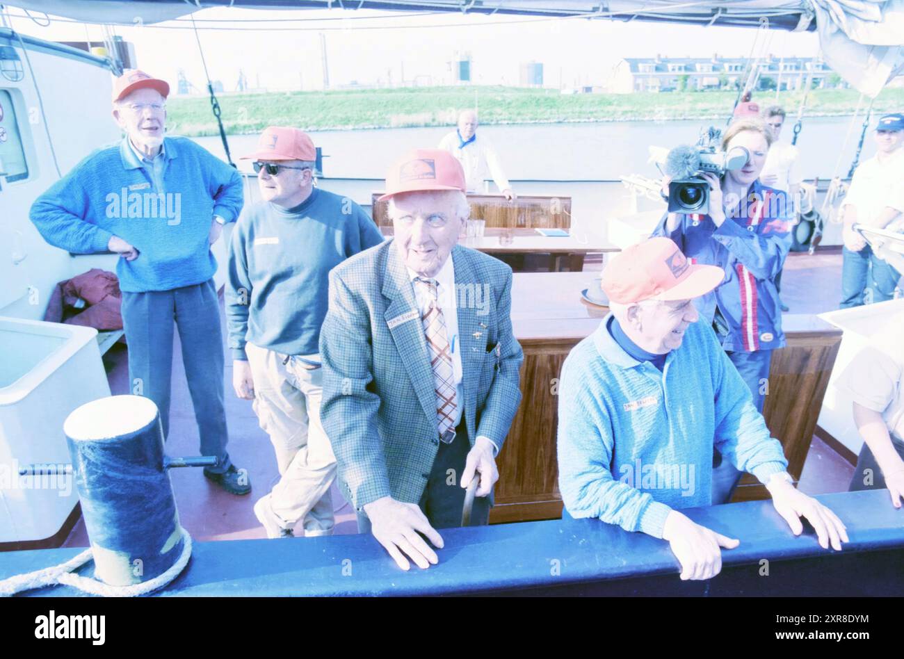 Départ des marins anglais, IJmuiden, IJmuiden, pays-Bas, 07-05-1998, Whizgle Dutch News : des images historiques sur mesure pour l'avenir. Explorez le passé néerlandais avec des perspectives modernes grâce à des images d'agences néerlandaises. Concilier les événements d'hier avec les perspectives de demain. Embarquez pour un voyage intemporel avec des histoires qui façonnent notre avenir. Banque D'Images