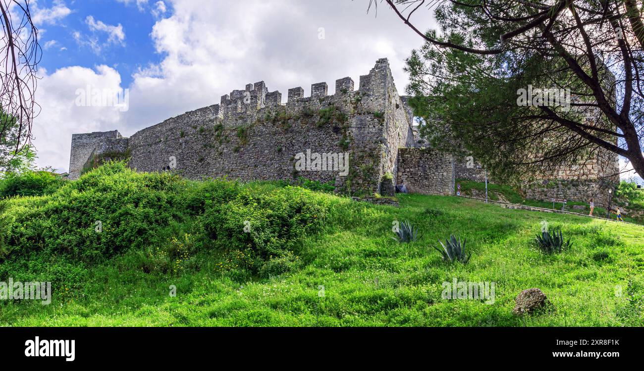 Le château de Berat (Albanie : Kalaja e Beratit), également appelé la citadelle de Berat et quartier du château, est une forteresse surplombant la ville de Berat, en Albanie. Banque D'Images