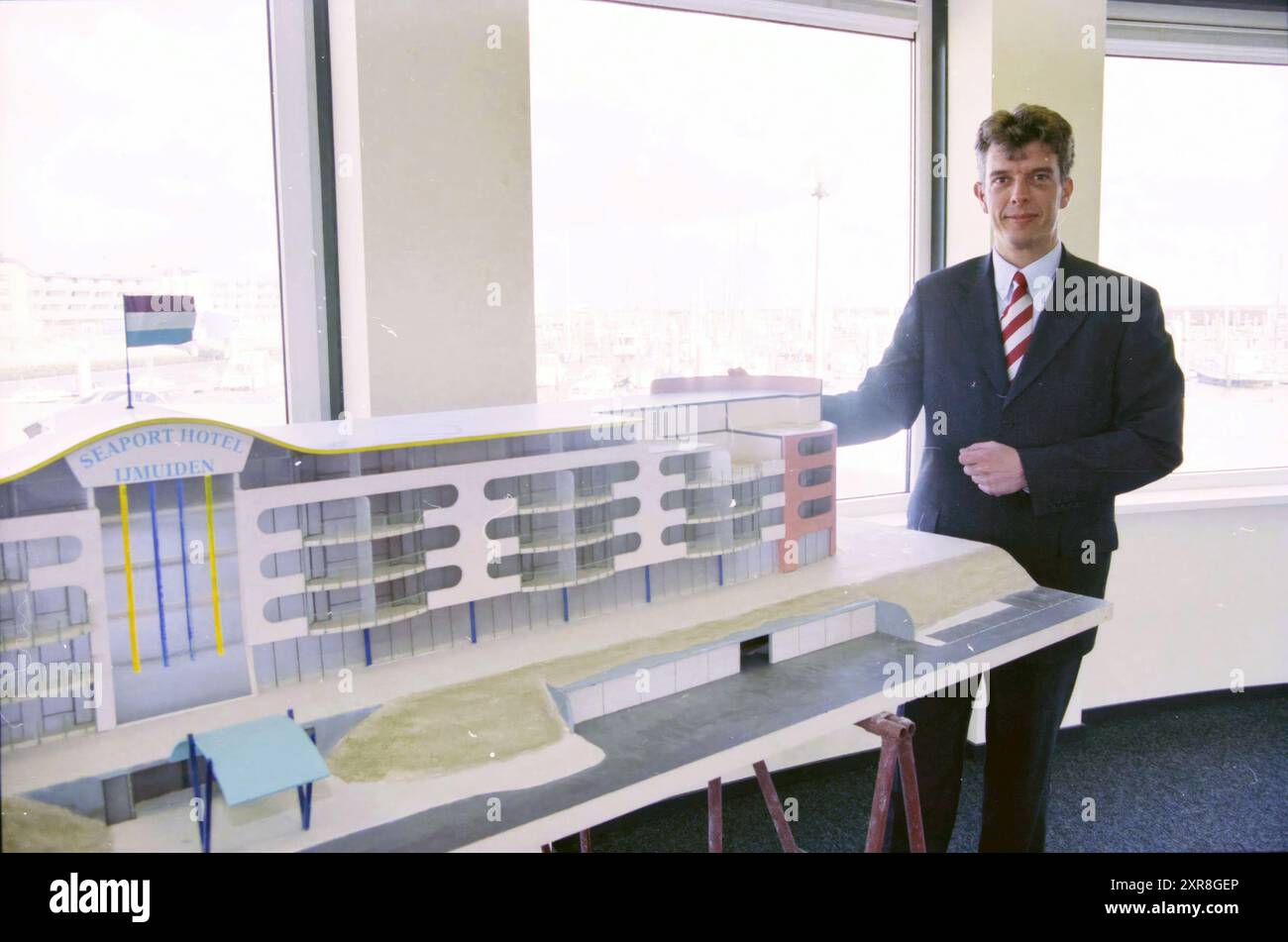 Mr. Kluit, directeur de Holiday Inn, Hotel IJmuiden, IJmuiden, pays-Bas, 12-04-1999, Whizgle Dutch News : des images historiques sur mesure pour l'avenir. Explorez le passé néerlandais avec des perspectives modernes grâce à des images d'agences néerlandaises. Concilier les événements d'hier avec les perspectives de demain. Embarquez pour un voyage intemporel avec des histoires qui façonnent notre avenir. Banque D'Images Mr. Kluit, directeur de Holiday Inn, Hotel IJmuiden, IJmuiden, pays-Bas, 12-04-1999, Whizgle Dutch News : des images historiques sur mesure pour l'avenir. Explorez le passé néerlandais avec des perspectives modernes grâce à des images d'agences néerlandaises. Concilier les événements d'hier avec les perspectives de demain. Embarquez pour un voyage intemporel avec des histoires qui façonnent notre avenir. Banque D'Images