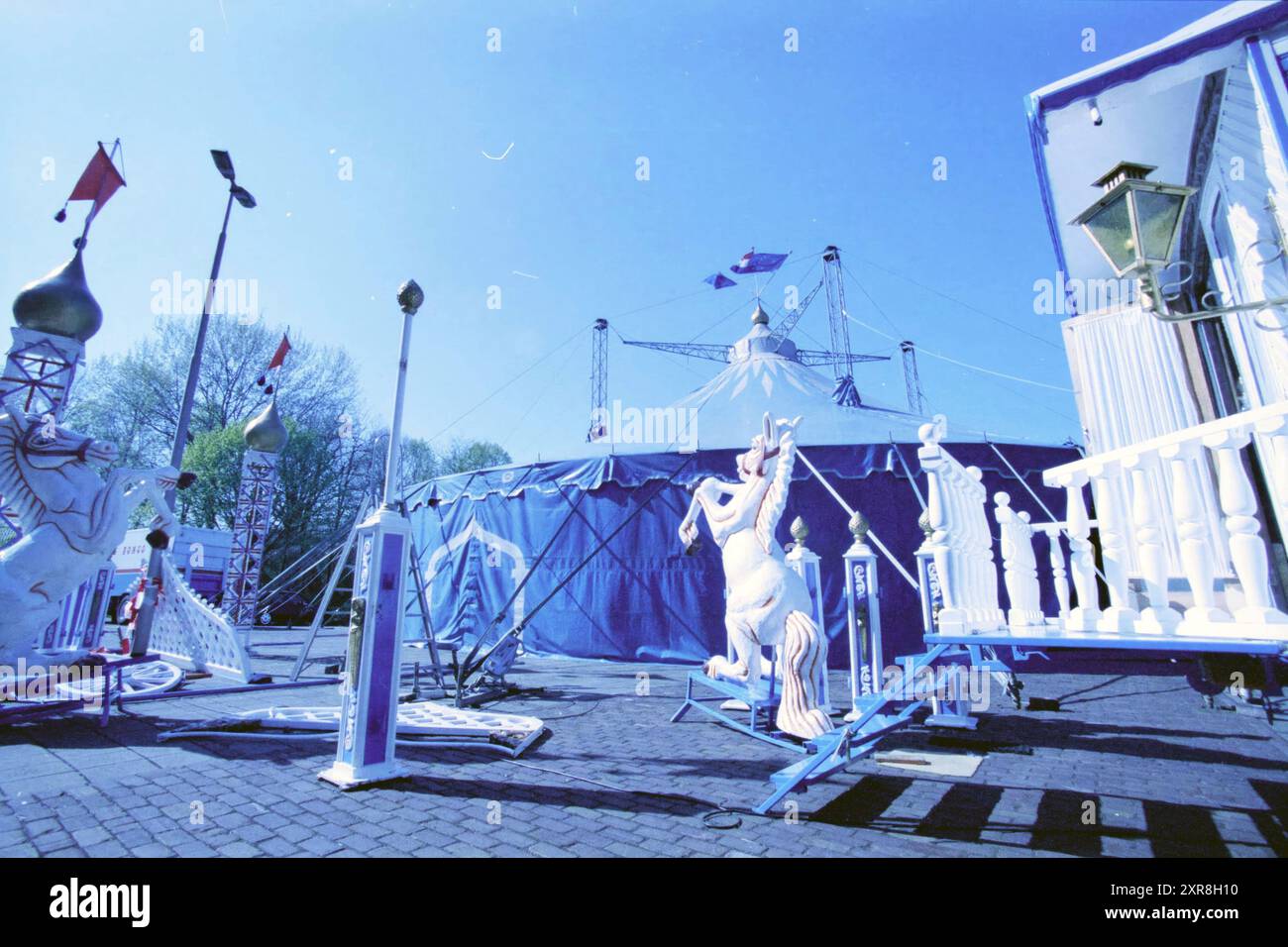 Circus Bongo, Whizgle Dutch News : des images historiques sur mesure pour l'avenir. Explorez le passé néerlandais avec des perspectives modernes grâce à des images d'agences néerlandaises. Concilier les événements d'hier avec les perspectives de demain. Embarquez pour un voyage intemporel avec des histoires qui façonnent notre avenir. Banque D'Images