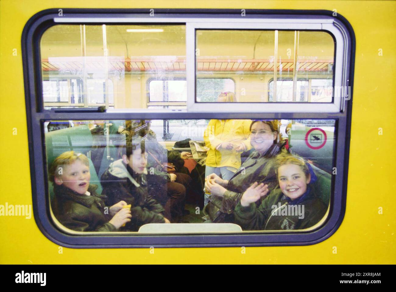 Children Albertschool at NS, Haarlem, pays-Bas, 12-04-2000, Whizgle Dutch News : des images historiques sur mesure pour l'avenir. Explorez le passé néerlandais avec des perspectives modernes grâce à des images d'agences néerlandaises. Concilier les événements d'hier avec les perspectives de demain. Embarquez pour un voyage intemporel avec des histoires qui façonnent notre avenir. Banque D'Images Children Albertschool at NS, Haarlem, pays-Bas, 12-04-2000, Whizgle Dutch News : des images historiques sur mesure pour l'avenir. Explorez le passé néerlandais avec des perspectives modernes grâce à des images d'agences néerlandaises. Concilier les événements d'hier avec les perspectives de demain. Embarquez pour un voyage intemporel avec des histoires qui façonnent notre avenir. Banque D'Images