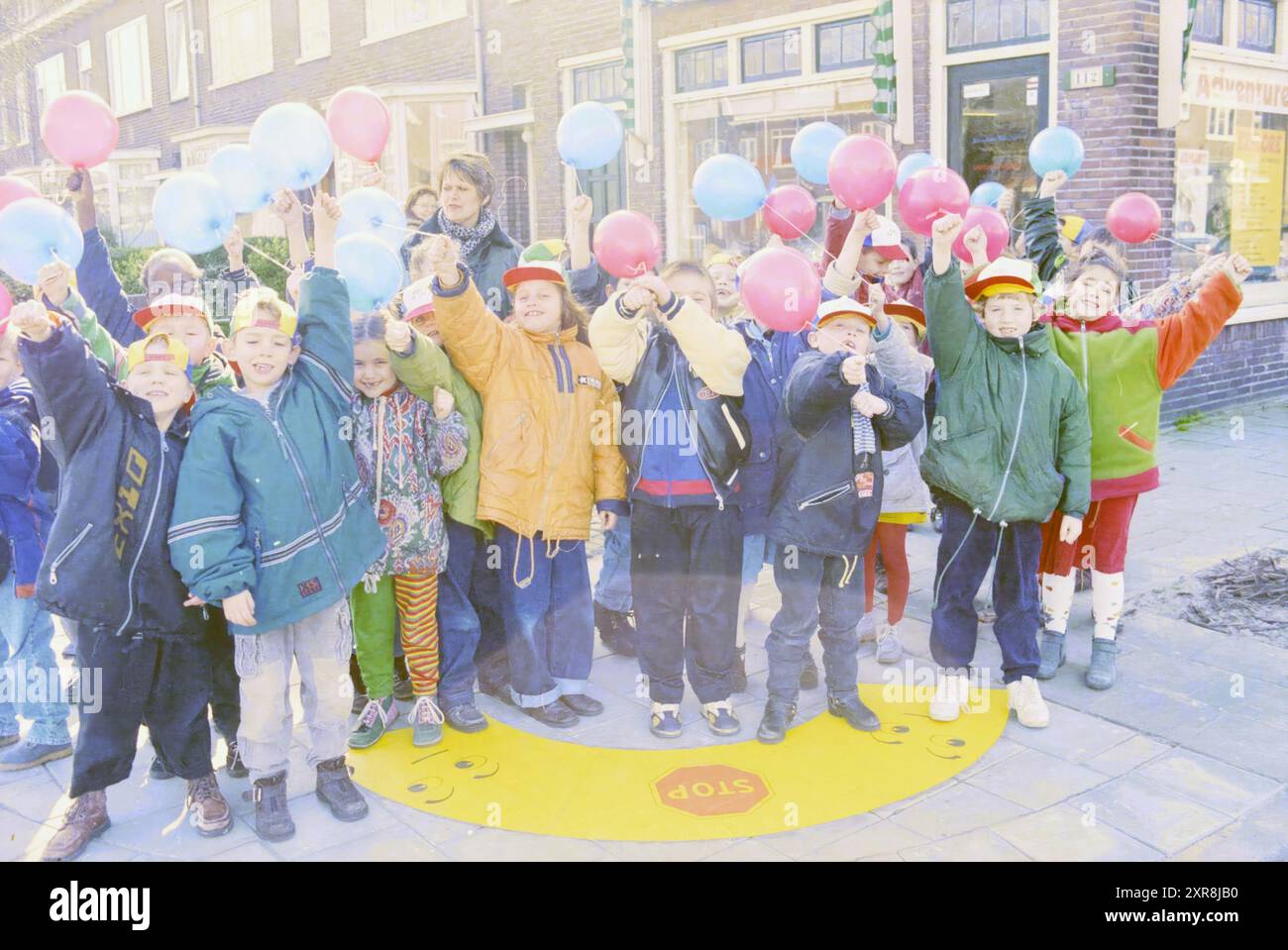 Schoterkring Walking route, 17-03-1998, Whizgle Dutch News : des images historiques sur mesure pour l'avenir. Explorez le passé néerlandais avec des perspectives modernes grâce à des images d'agences néerlandaises. Concilier les événements d'hier avec les perspectives de demain. Embarquez pour un voyage intemporel avec des histoires qui façonnent notre avenir. Banque D'Images