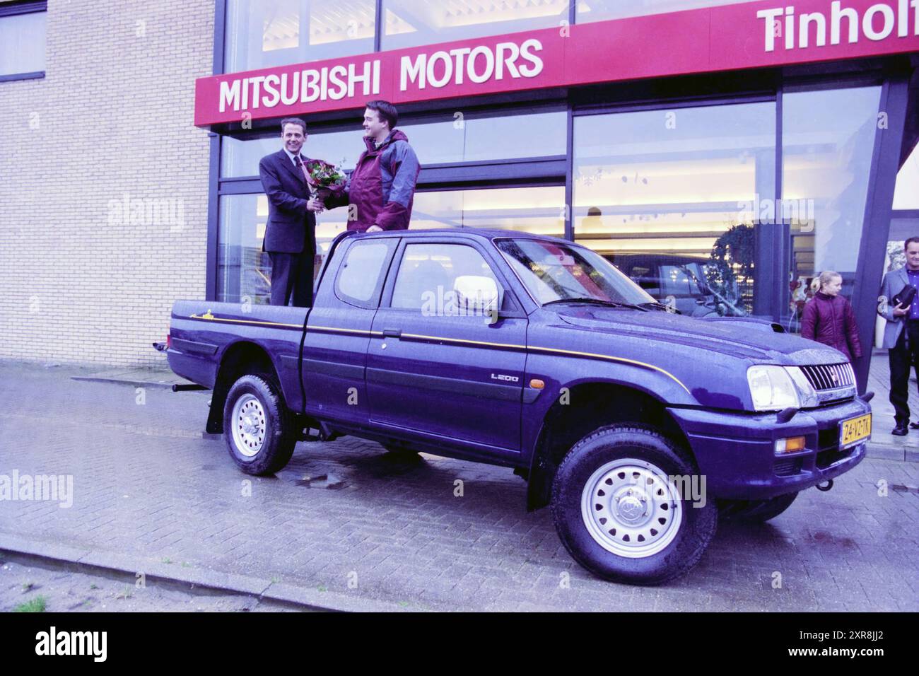 Mitsubishi, Velserbroek, 04-12-2001, Whizgle Dutch News : des images historiques sur mesure pour l'avenir. Explorez le passé néerlandais avec des perspectives modernes grâce à des images d'agences néerlandaises. Concilier les événements d'hier avec les perspectives de demain. Embarquez pour un voyage intemporel avec des histoires qui façonnent notre avenir. Banque D'Images Mitsubishi, Velserbroek, 04-12-2001, Whizgle Dutch News : des images historiques sur mesure pour l'avenir. Explorez le passé néerlandais avec des perspectives modernes grâce à des images d'agences néerlandaises. Concilier les événements d'hier avec les perspectives de demain. Embarquez pour un voyage intemporel avec des histoires qui façonnent notre avenir. Banque D'Images