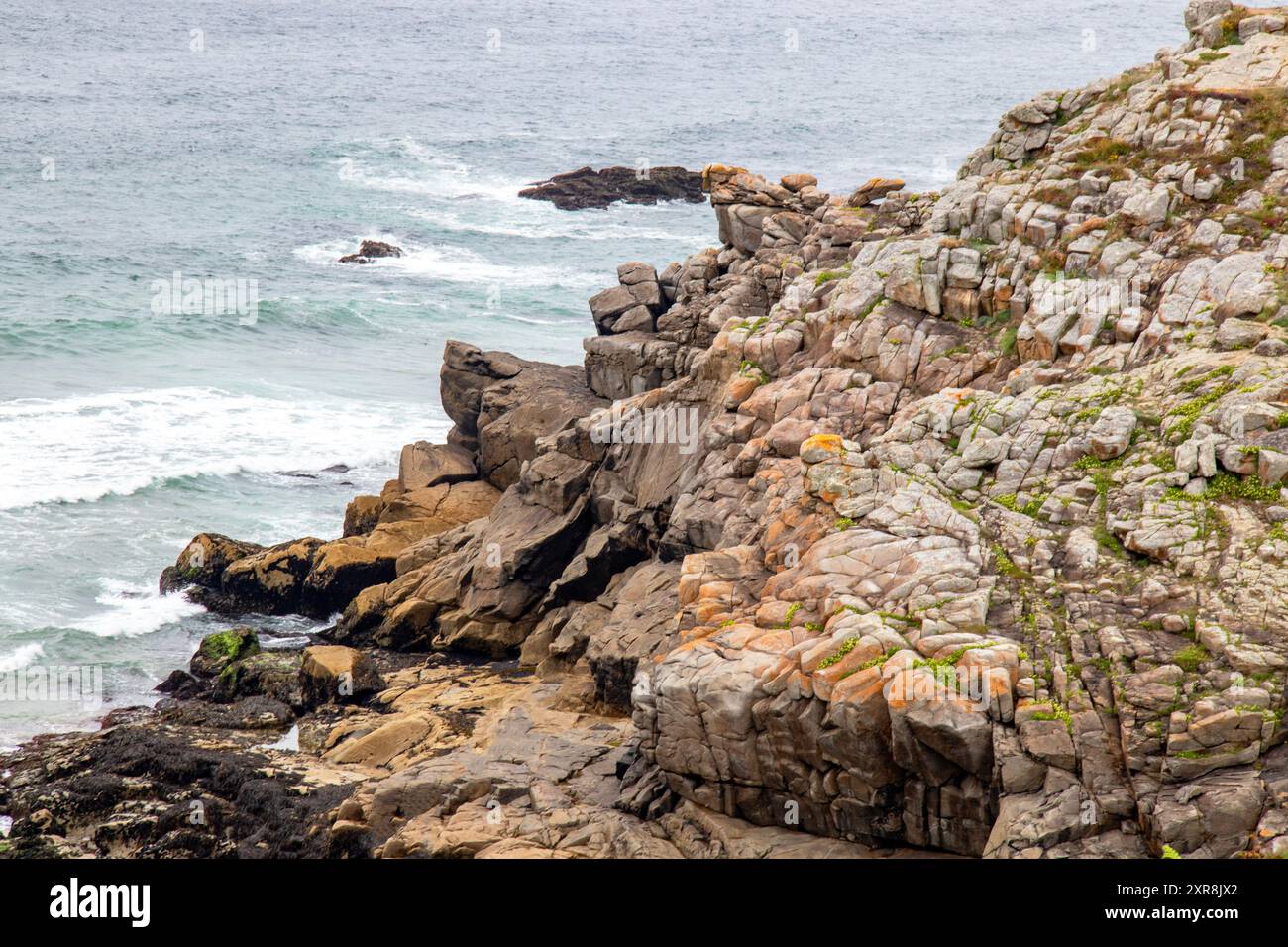 Beuzec-cap-Sizun. Douarnenez. Côte sauvage à la pointe du millier sur fond de brume marine Banque D'Images