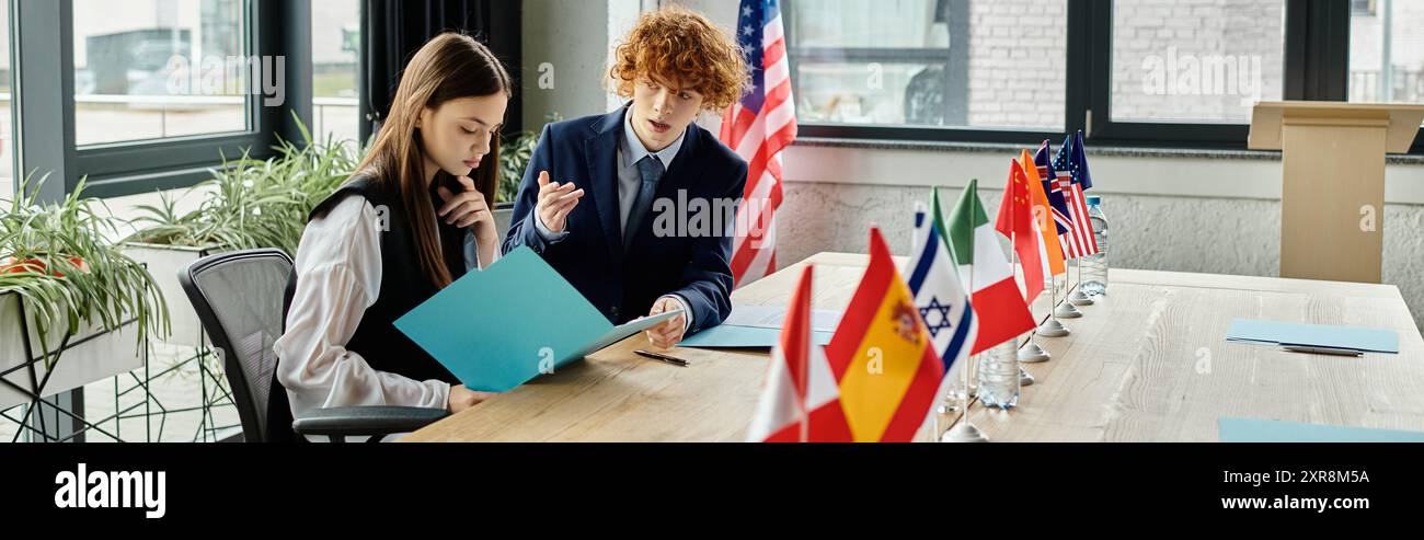 Deux adolescents rejoignent le débat Model ONU favorisant la compréhension mondiale. Banque D'Images