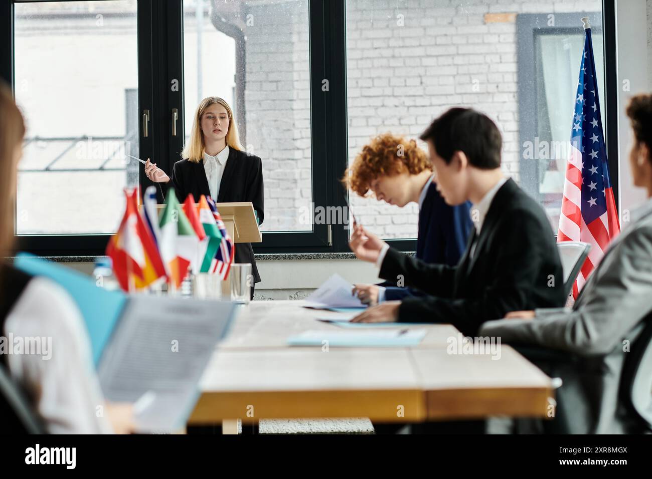 Les adolescents participent à la conférence Model ONU, discutent de diplomatie. Banque D'Images