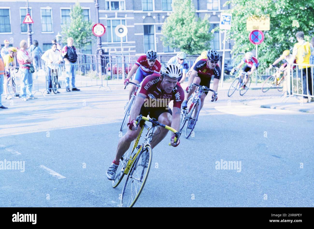 Centre de course cycliste, Haarlem, Grote Markt, pays-Bas, 30-06-2003, Whizgle Dutch News : des images historiques sur mesure pour l'avenir. Explorez le passé néerlandais avec des perspectives modernes grâce à des images d'agences néerlandaises. Concilier les événements d'hier avec les perspectives de demain. Embarquez pour un voyage intemporel avec des histoires qui façonnent notre avenir. Banque D'Images