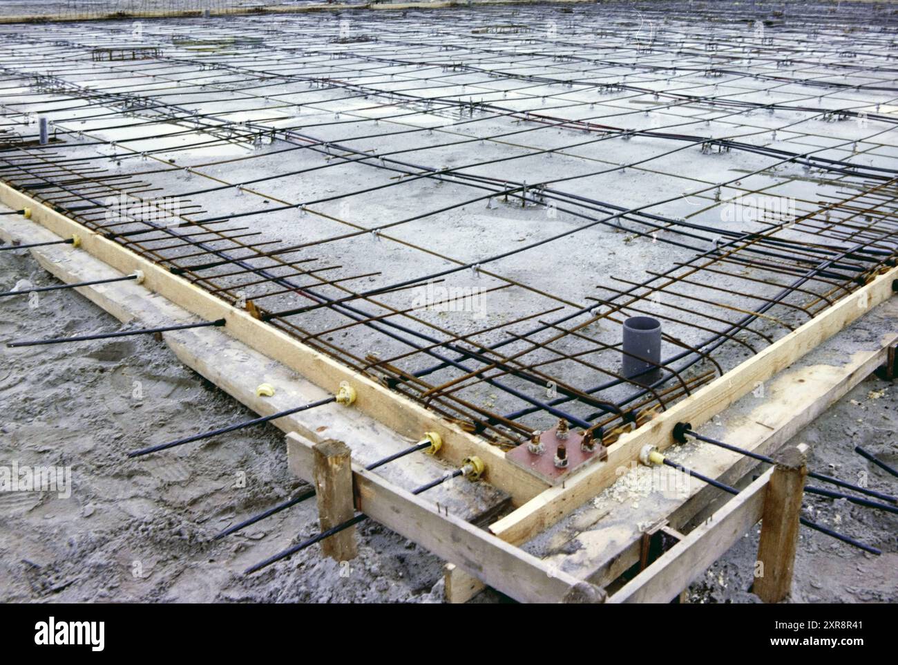 Wickerwork fait de barres d'armature, Whizgle Dutch News : des images historiques sur mesure pour l'avenir. Explorez le passé néerlandais avec des perspectives modernes grâce à des images d'agences néerlandaises. Concilier les événements d'hier avec les perspectives de demain. Embarquez pour un voyage intemporel avec des histoires qui façonnent notre avenir. Banque D'Images
