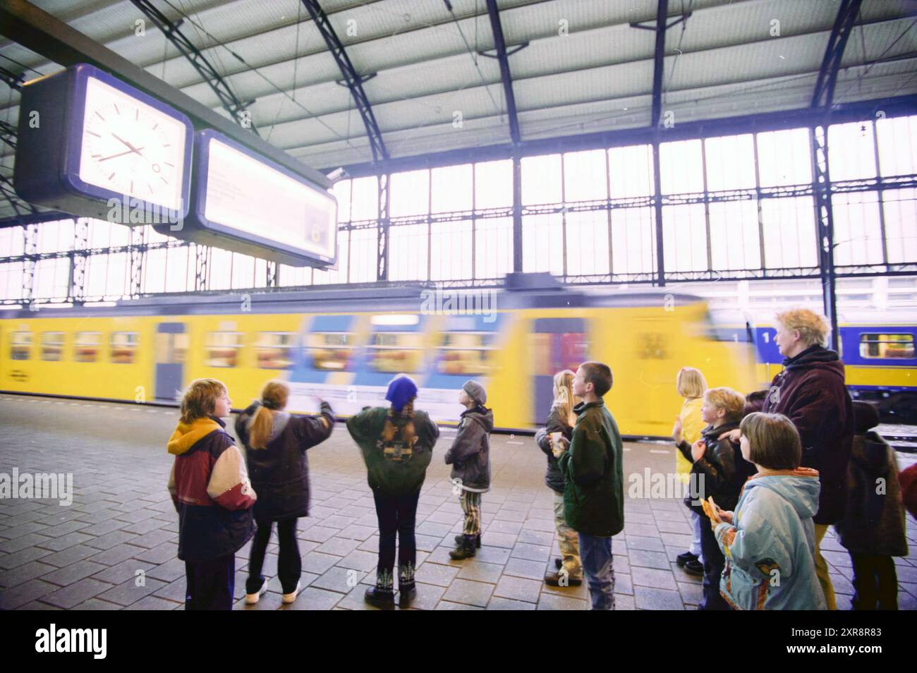 Children Albertschool at NS, Haarlem, pays-Bas, 12-04-2000, Whizgle Dutch News : des images historiques sur mesure pour l'avenir. Explorez le passé néerlandais avec des perspectives modernes grâce à des images d'agences néerlandaises. Concilier les événements d'hier avec les perspectives de demain. Embarquez pour un voyage intemporel avec des histoires qui façonnent notre avenir. Banque D'Images Children Albertschool at NS, Haarlem, pays-Bas, 12-04-2000, Whizgle Dutch News : des images historiques sur mesure pour l'avenir. Explorez le passé néerlandais avec des perspectives modernes grâce à des images d'agences néerlandaises. Concilier les événements d'hier avec les perspectives de demain. Embarquez pour un voyage intemporel avec des histoires qui façonnent notre avenir. Banque D'Images