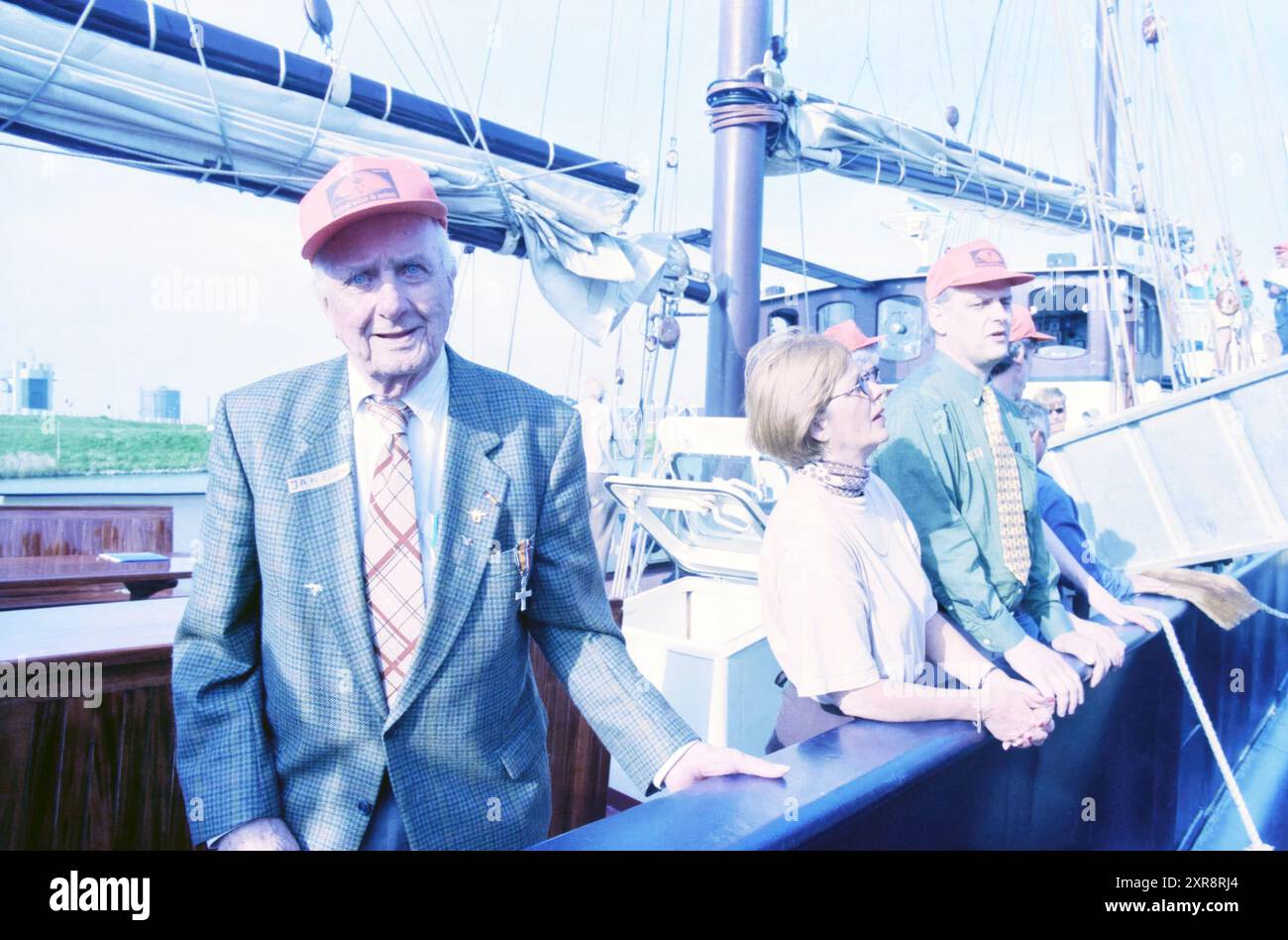 Départ des marins anglais, IJmuiden, IJmuiden, pays-Bas, 07-05-1998, Whizgle Dutch News : des images historiques sur mesure pour l'avenir. Explorez le passé néerlandais avec des perspectives modernes grâce à des images d'agences néerlandaises. Concilier les événements d'hier avec les perspectives de demain. Embarquez pour un voyage intemporel avec des histoires qui façonnent notre avenir. Banque D'Images