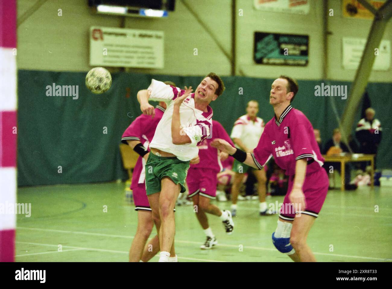 Handball : Blinkert - Apollo, 04-12-1998, Whizgle Dutch News : images historiques sur mesure pour l'avenir. Explorez le passé néerlandais avec des perspectives modernes grâce à des images d'agences néerlandaises. Concilier les événements d'hier avec les perspectives de demain. Embarquez pour un voyage intemporel avec des histoires qui façonnent notre avenir. Banque D'Images Handball : Blinkert - Apollo, 04-12-1998, Whizgle Dutch News : images historiques sur mesure pour l'avenir. Explorez le passé néerlandais avec des perspectives modernes grâce à des images d'agences néerlandaises. Concilier les événements d'hier avec les perspectives de demain. Embarquez pour un voyage intemporel avec des histoires qui façonnent notre avenir. Banque D'Images